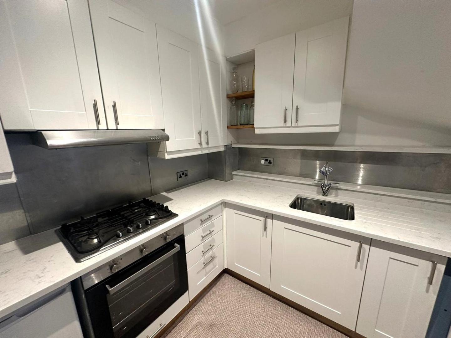 Kensal Green's Cosy Three Bedroom Retreat Apartment