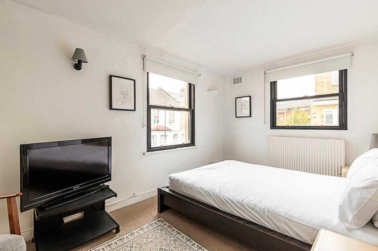 Kensal Green's Cosy Three Bedroom Retreat Apartment London