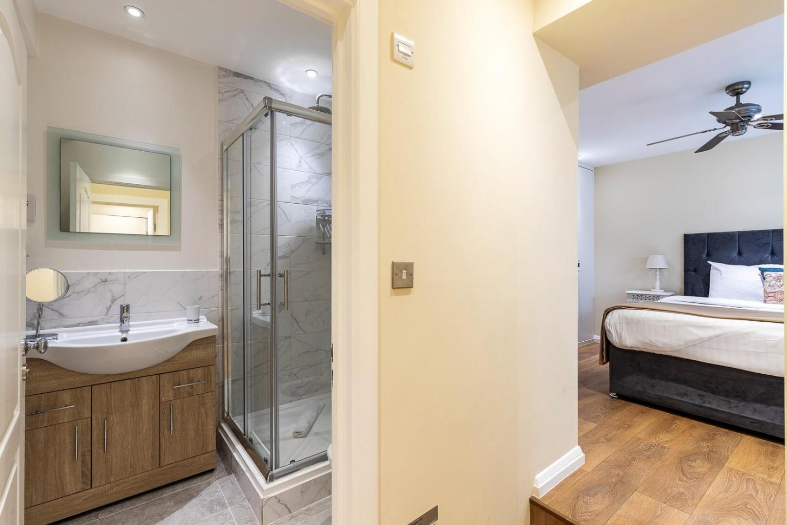 Elegant Two Bedroom Flat In Redcliffe Gardens *