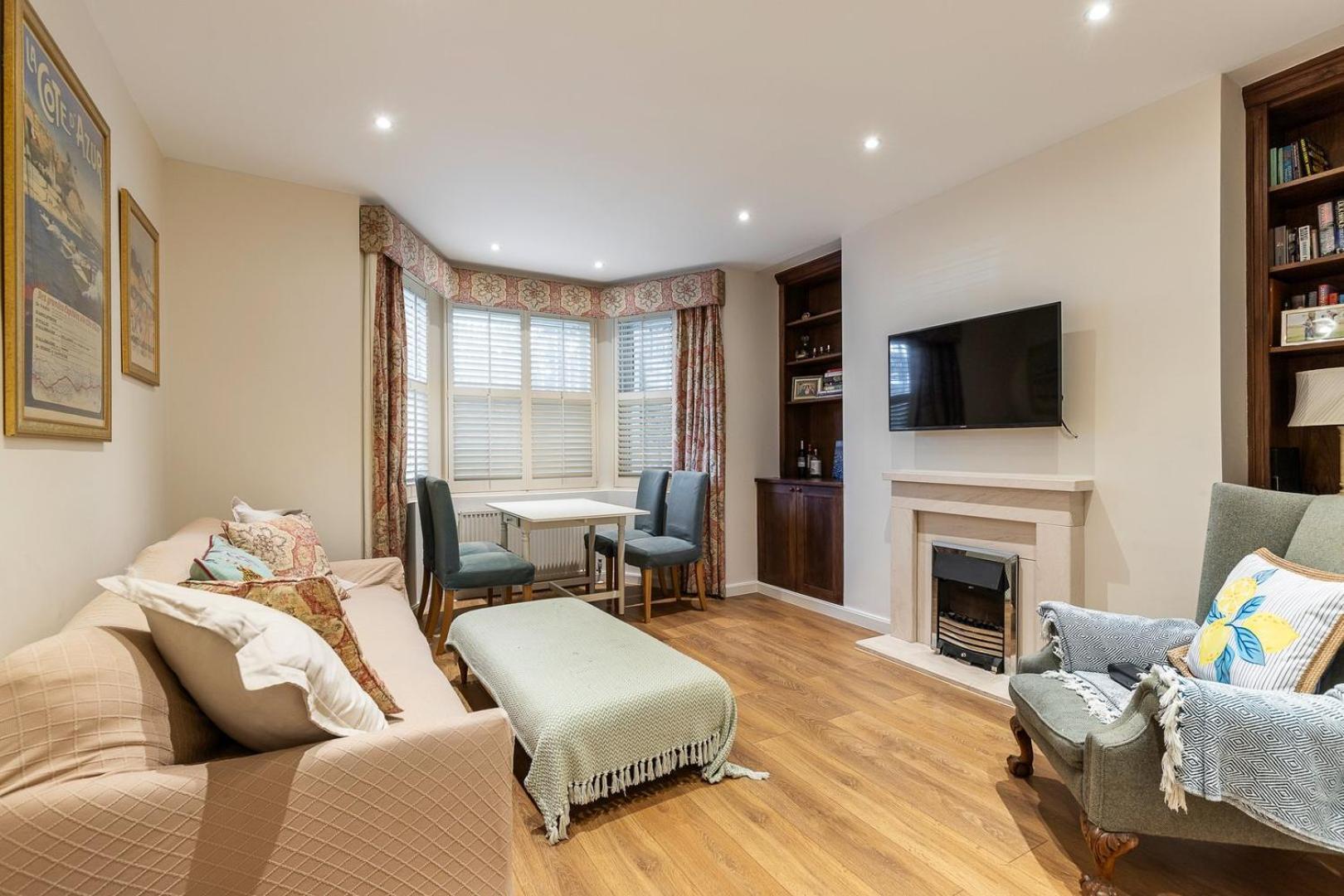 Elegant Two Bedroom Flat In Redcliffe Gardens