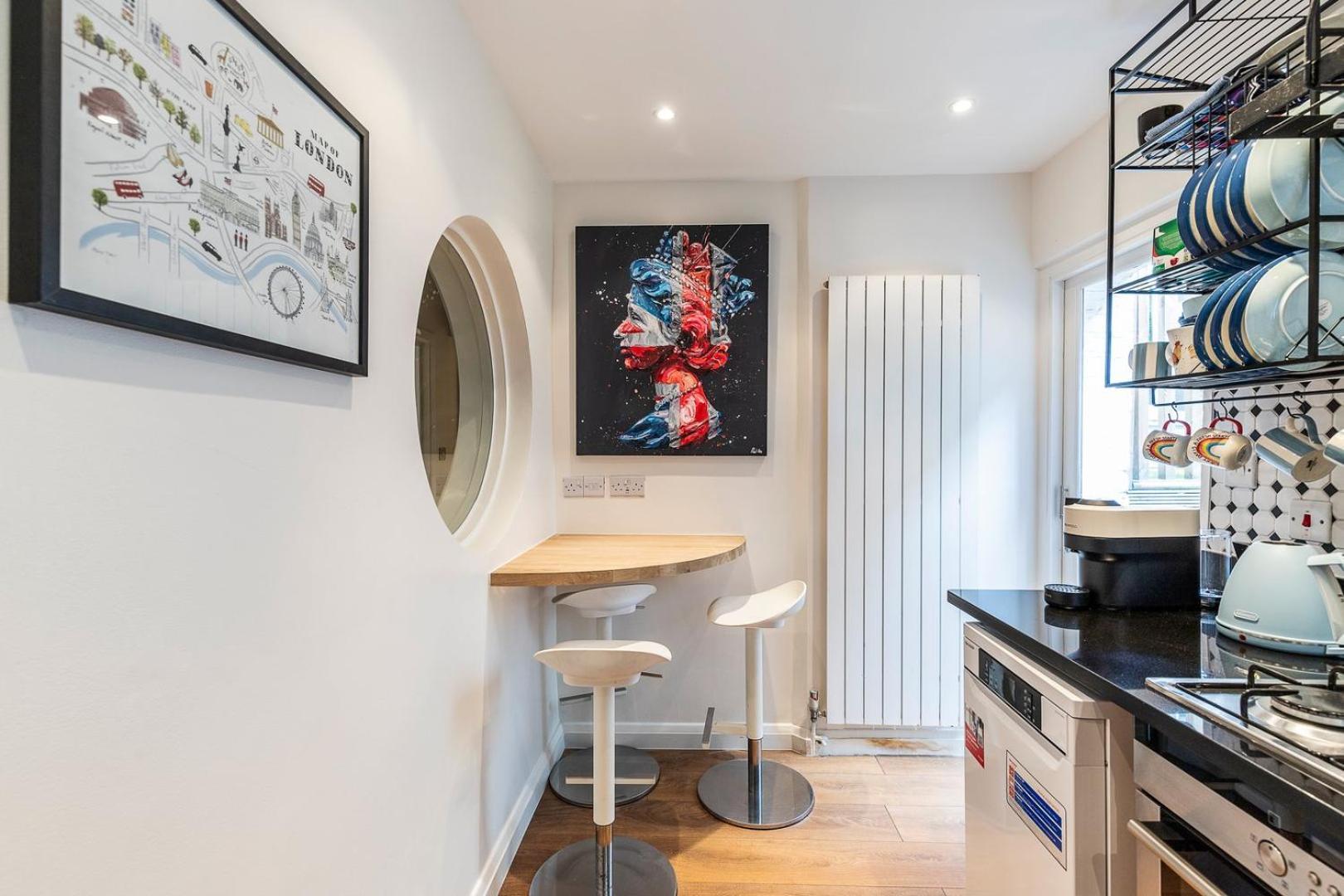 Elegant Two Bedroom Flat In Redcliffe Gardens *
