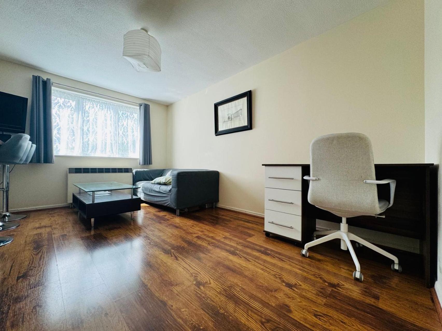Apartment Self Contained 1 Bed Flat Next To Transport For Canary Wharf And Excel, O2 With Free Parking *