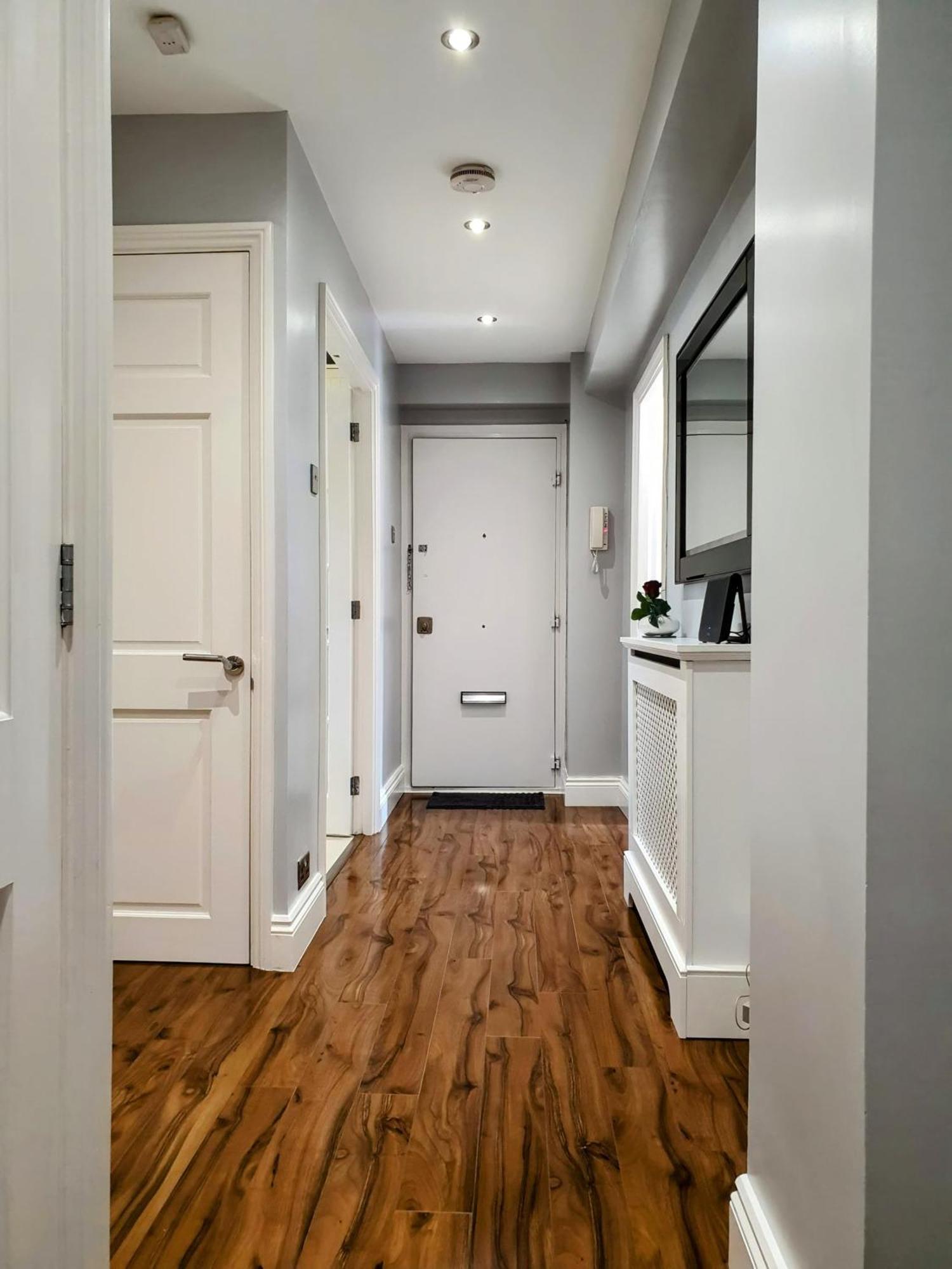 2 Bed Close To * London