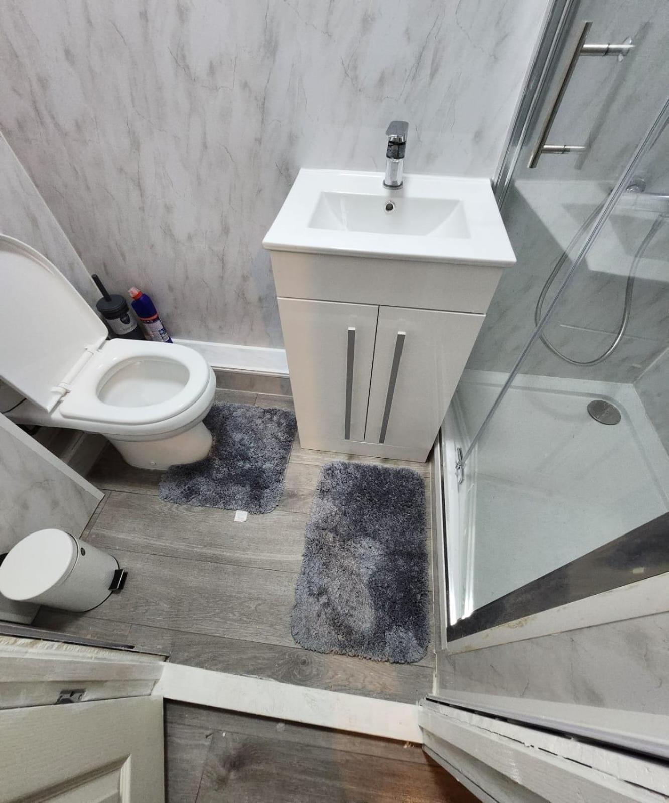 New Deluxe Apt-2 *