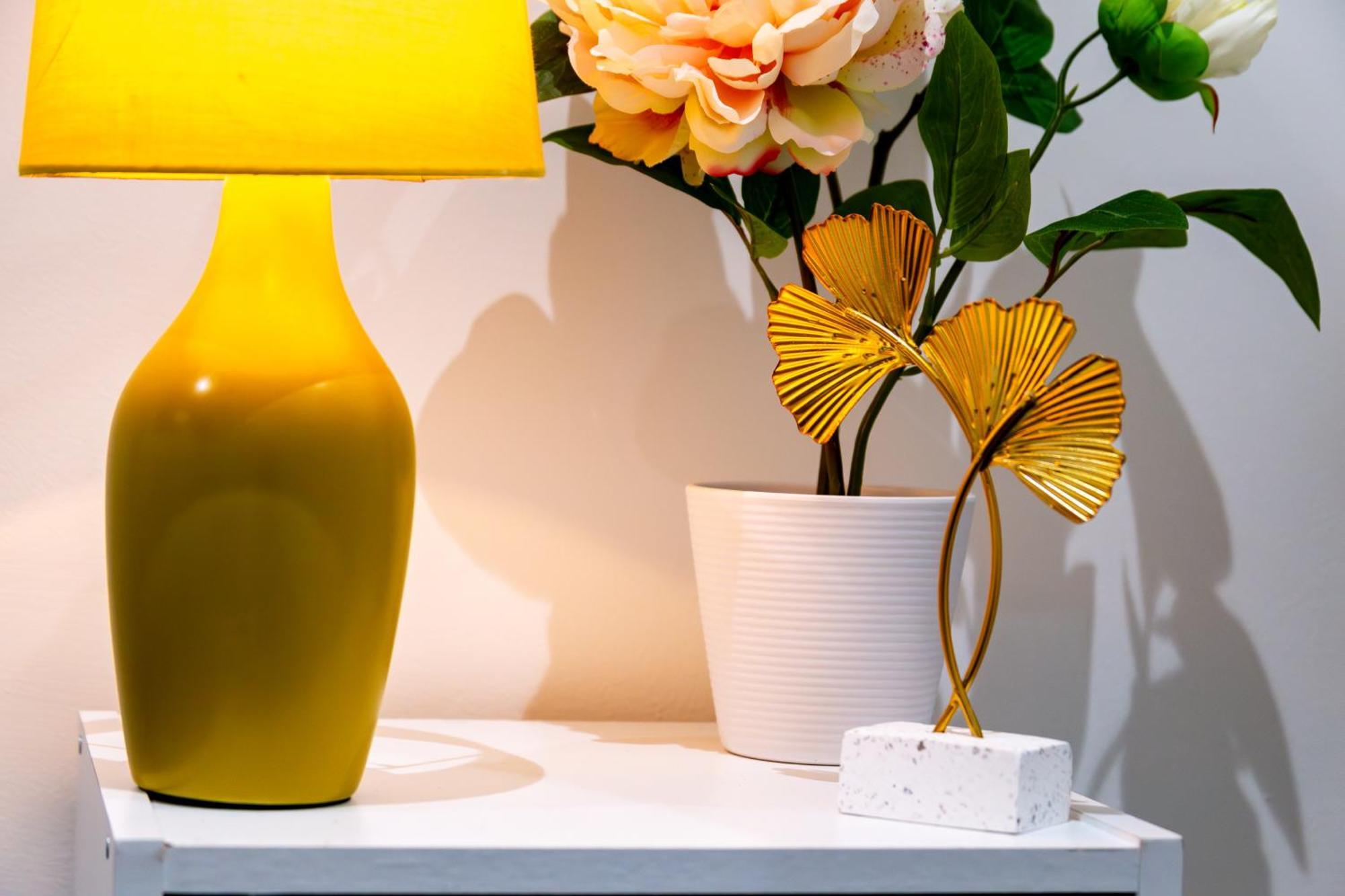 Stylish 2-Bed London Escape- Sleeps 6- Garden & Parking - 15 Mins To Central- Save 20 Percent Weekly! Apartment London