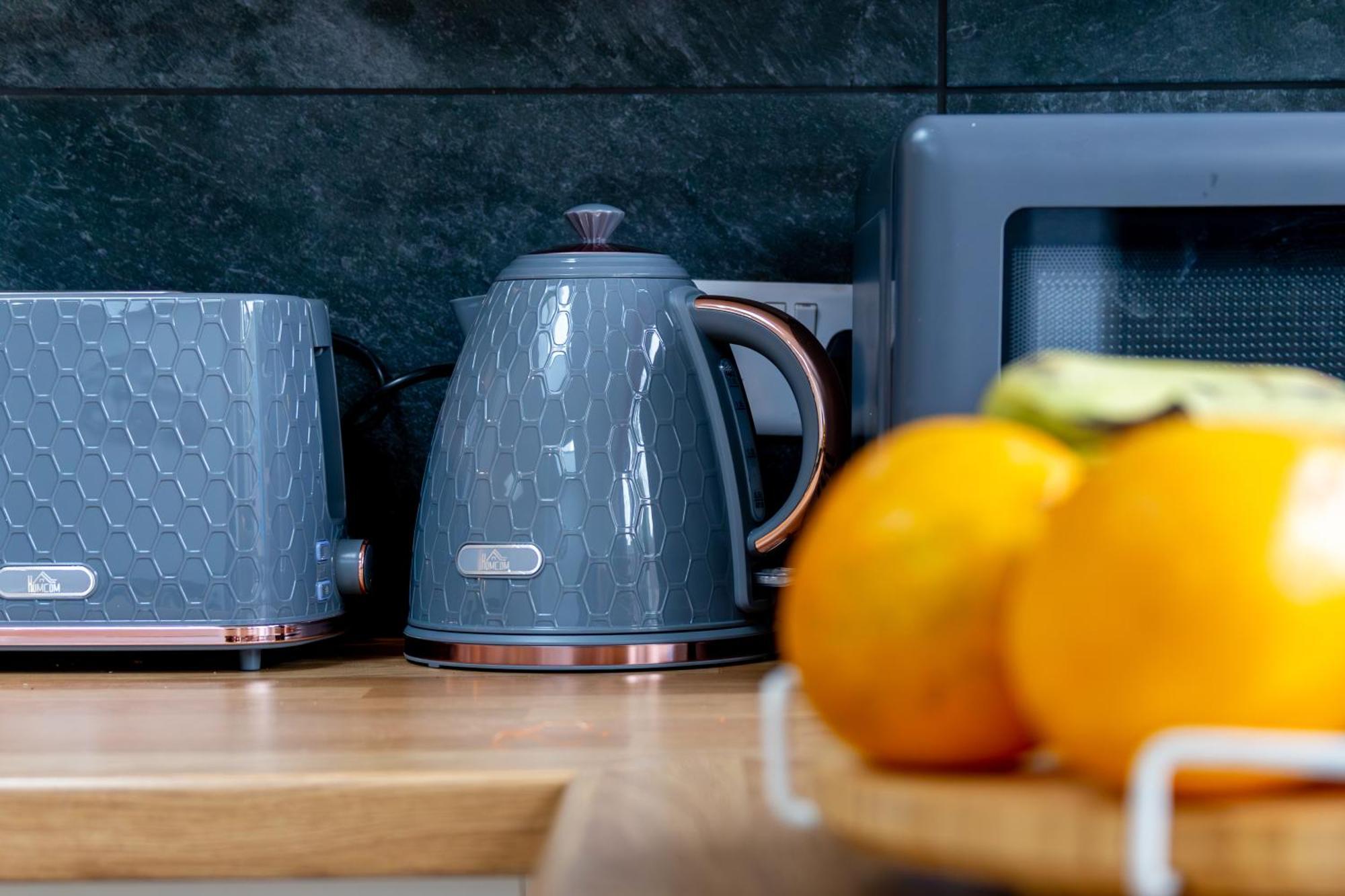 Apartment Stylish 2-Bed London Escape- Sleeps 6- Garden & Parking - 15 Mins To Central- Save 20 Percent Weekly! *