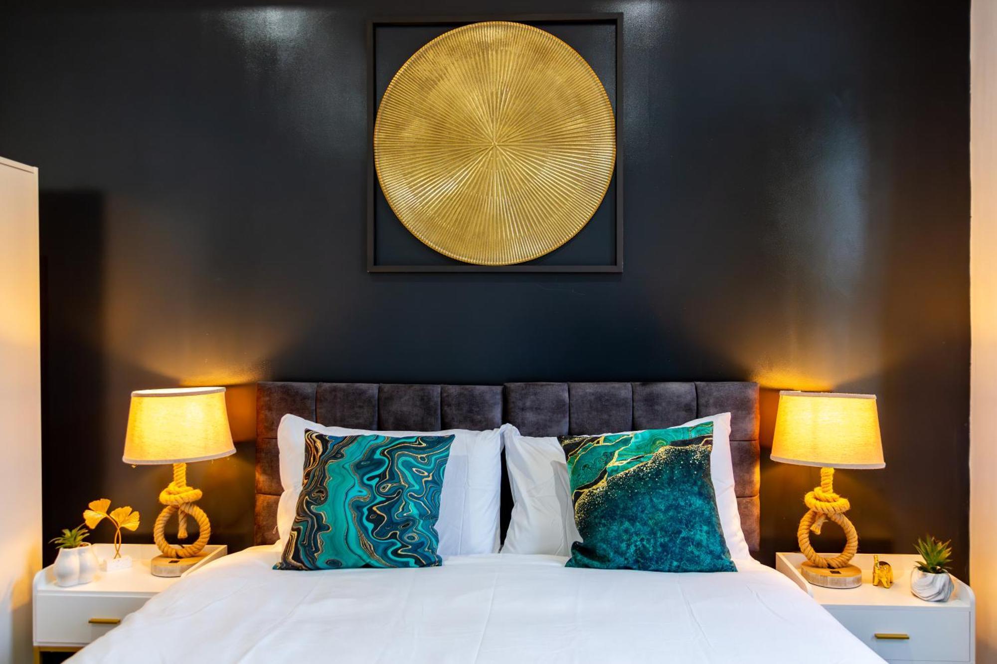 Stylish 2-Bed London Escape- Sleeps 6- Garden & Parking - 15 Mins To Central- Save 20 Percent Weekly! Appartement Londen