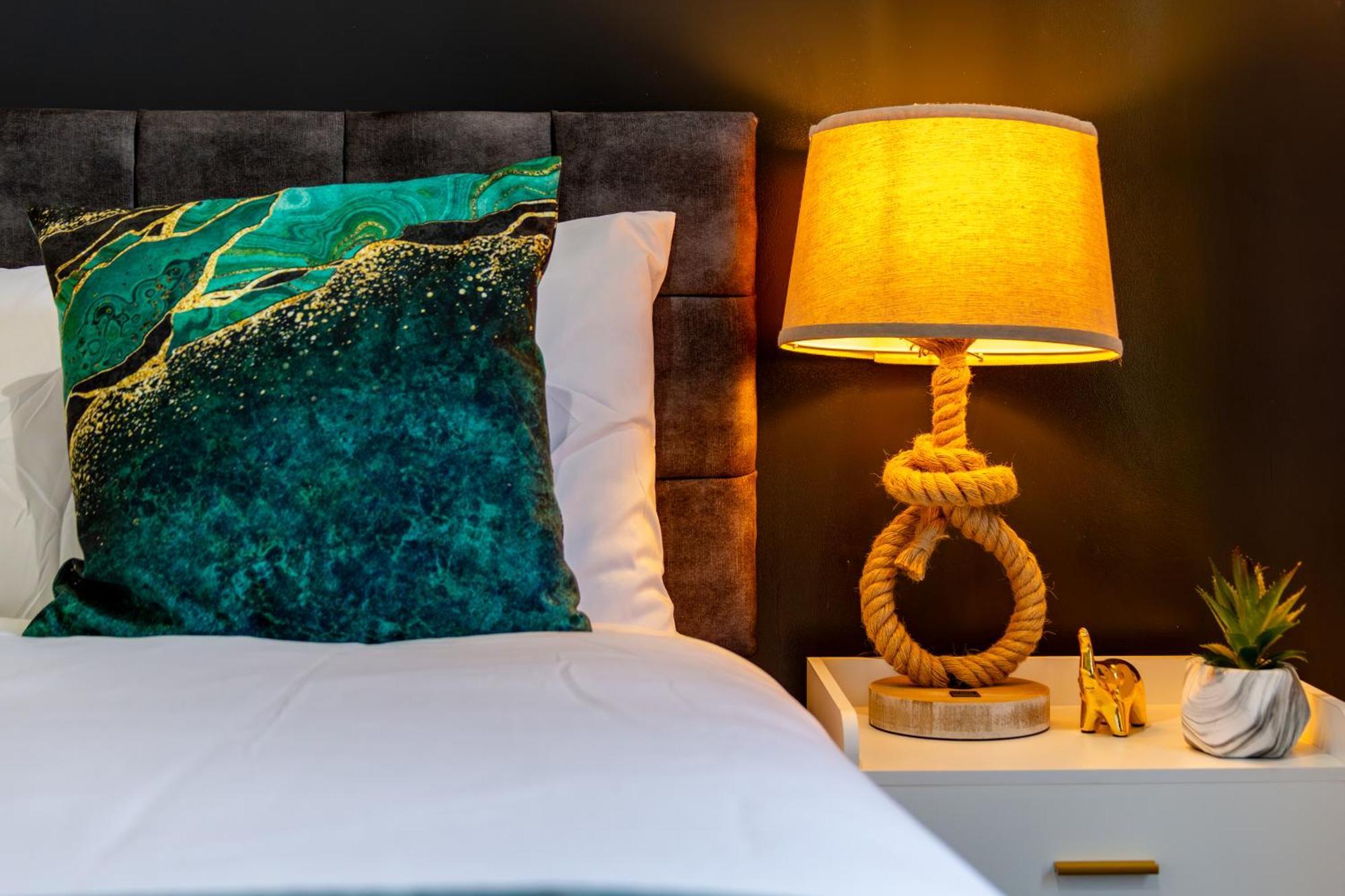 Stylish 2-Bed London Escape- Sleeps 6- Garden & Parking - 15 Mins To Central- Save 20 Percent Weekly! Londen