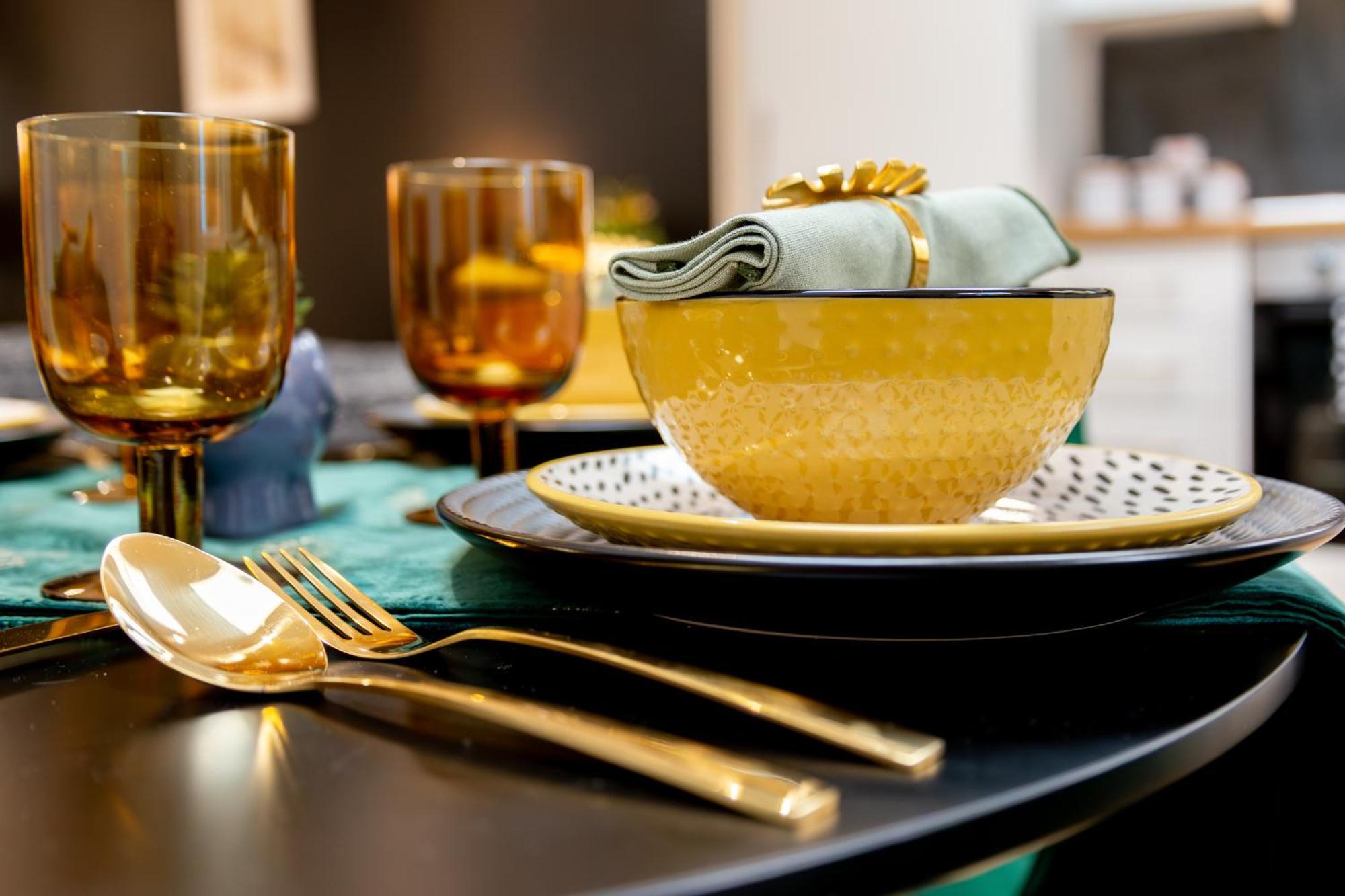 Apartment Stylish 2-Bed London Escape- Sleeps 6- Garden & Parking - 15 Mins To Central- Save 20 Percent Weekly! London