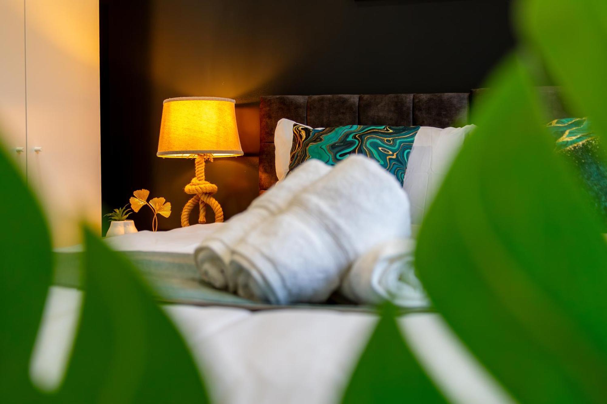 Stylish 2-Bed London Escape- Sleeps 6- Garden & Parking - 15 Mins To Central- Save 20 Percent Weekly!