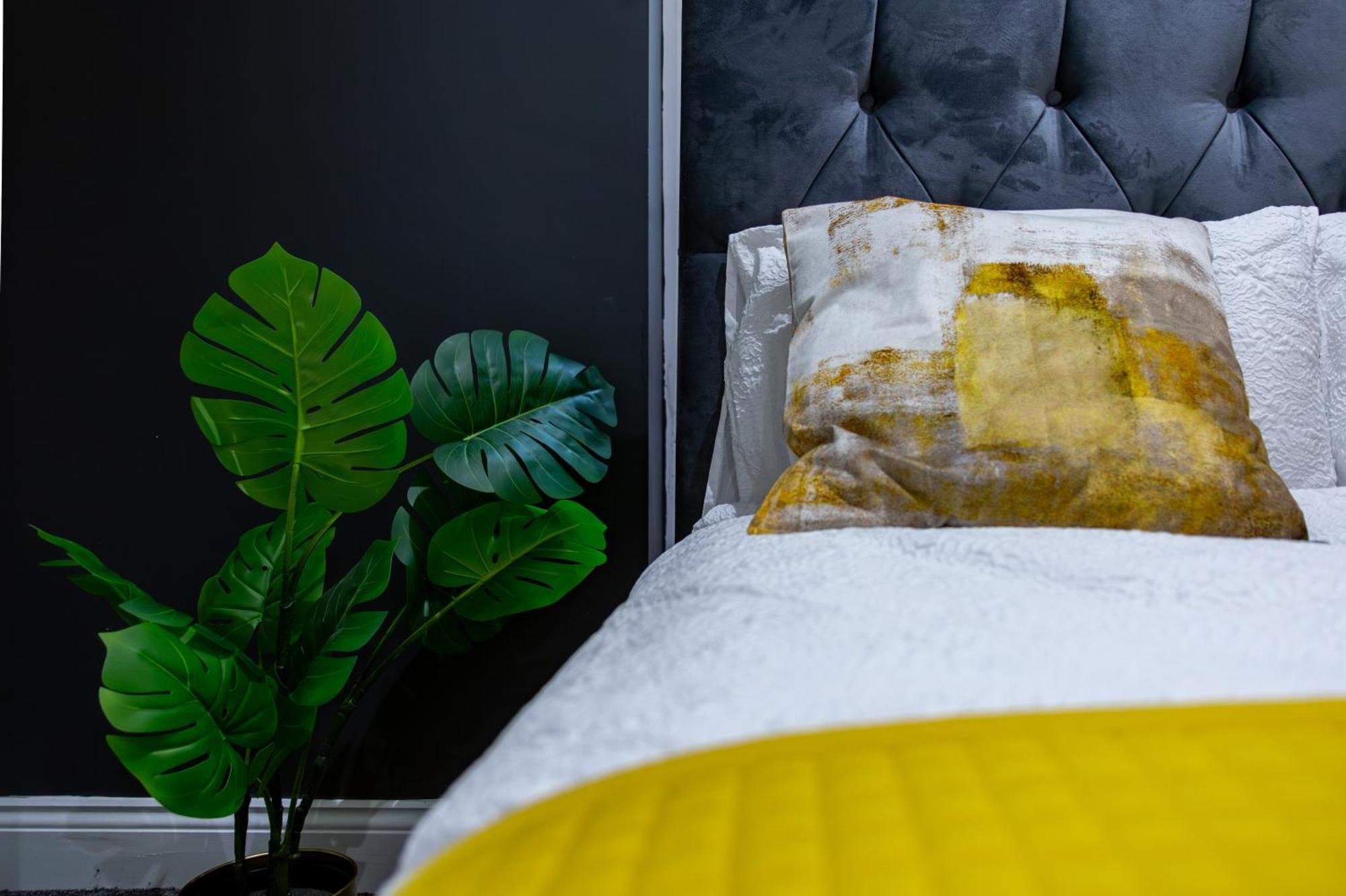 Apartment Stylish 2-Bed London Escape- Sleeps 6- Garden & Parking - 15 Mins To Central- Save 20 Percent Weekly!