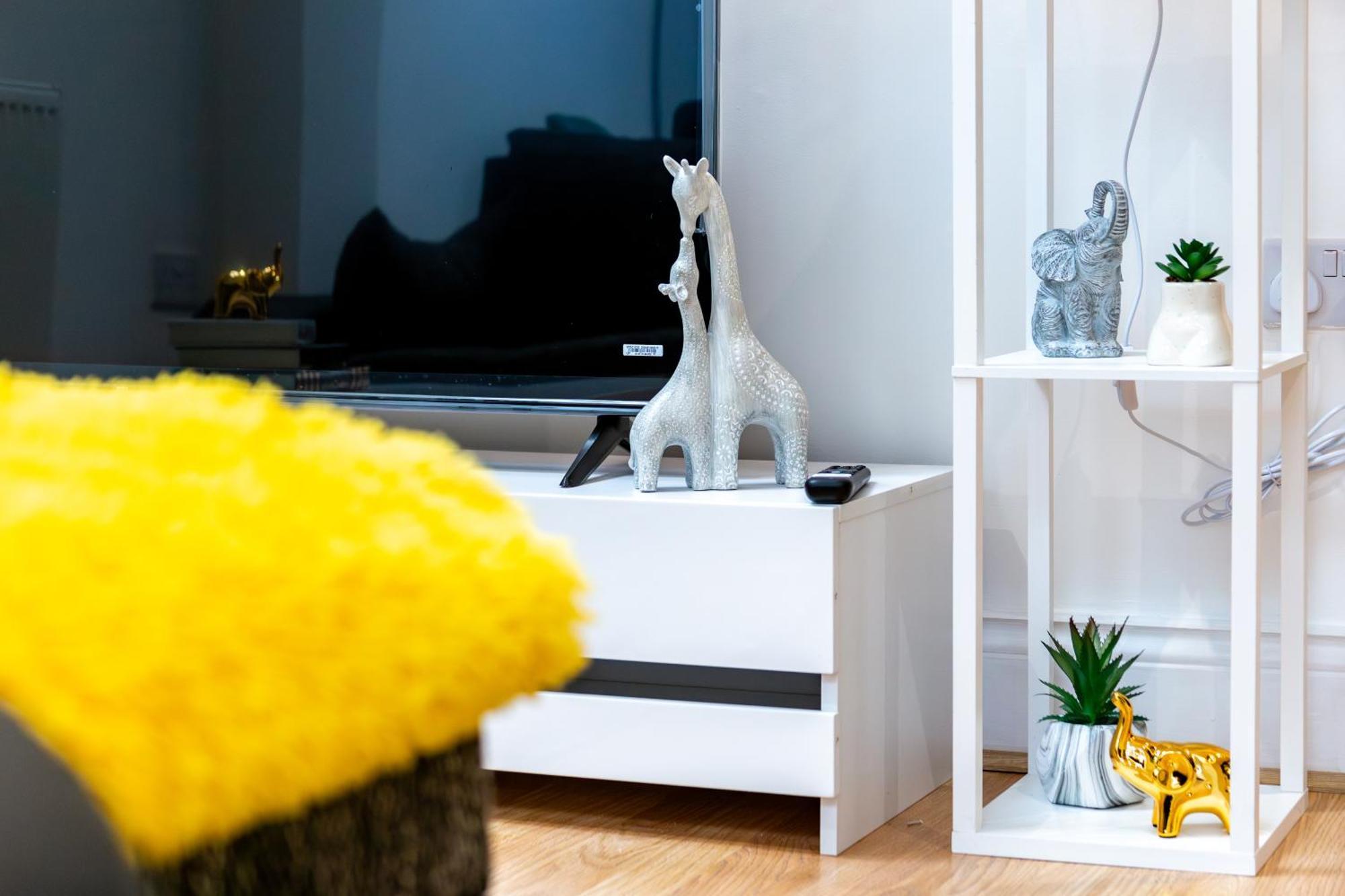 Stylish 2-Bed London Escape- Sleeps 6- Garden & Parking - 15 Mins To Central- Save 20 Percent Weekly! London