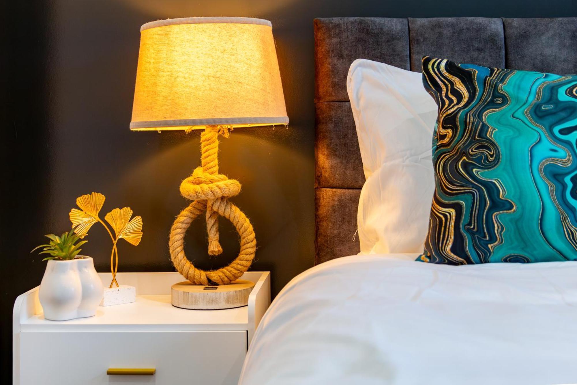 Stylish 2-Bed London Escape- Sleeps 6- Garden & Parking - 15 Mins To Central- Save 20 Percent Weekly!