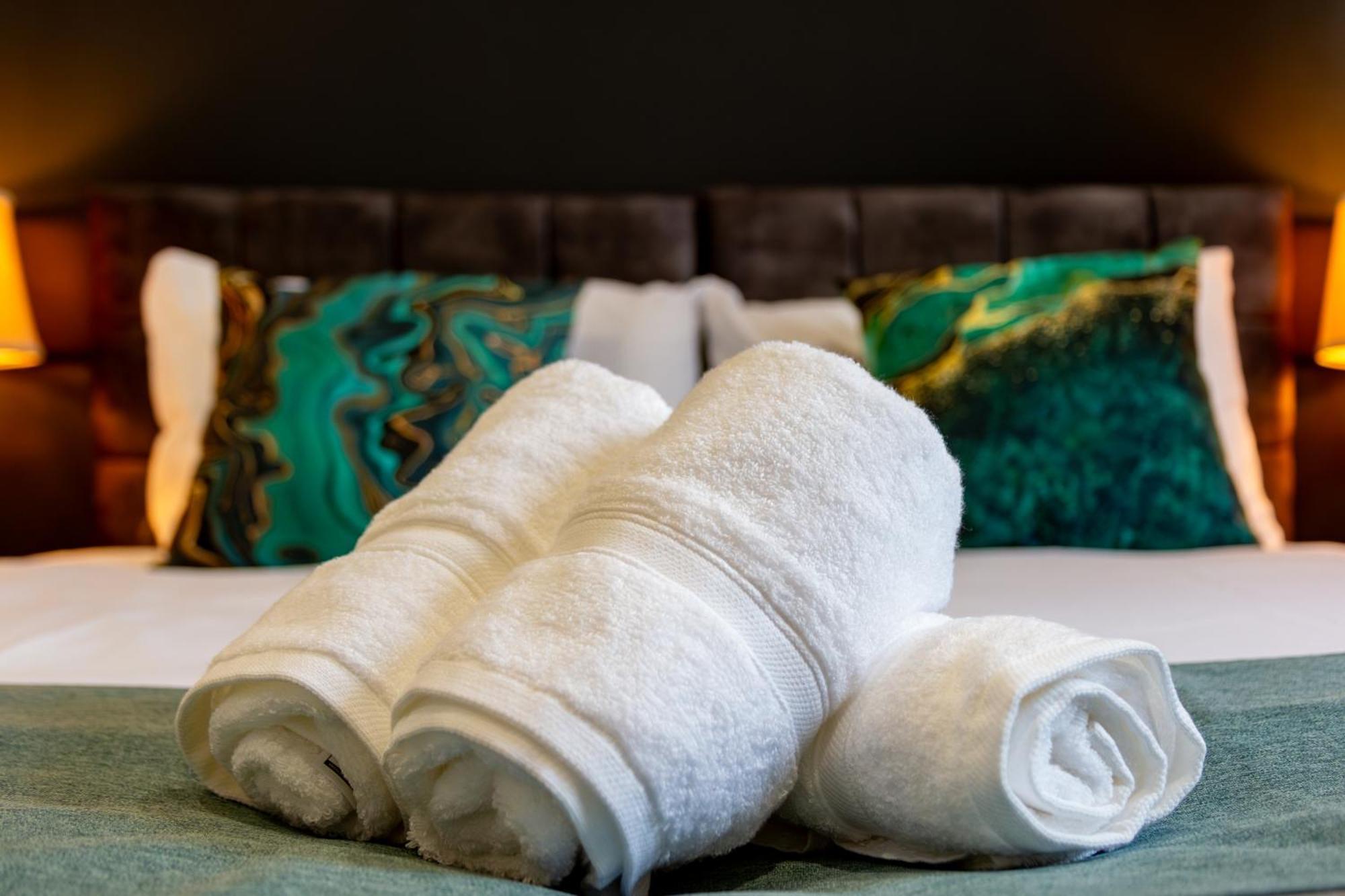 Apartment Stylish 2-Bed London Escape- Sleeps 6- Garden & Parking - 15 Mins To Central- Save 20 Percent Weekly! *