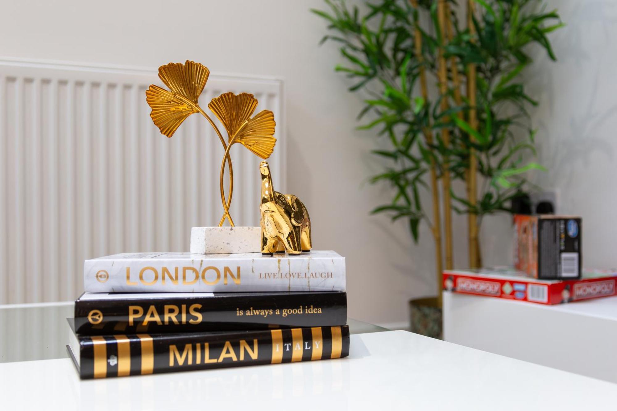 Stylish 2-Bed London Escape- Sleeps 6- Garden & Parking - 15 Mins To Central- Save 20 Percent Weekly! Apartment