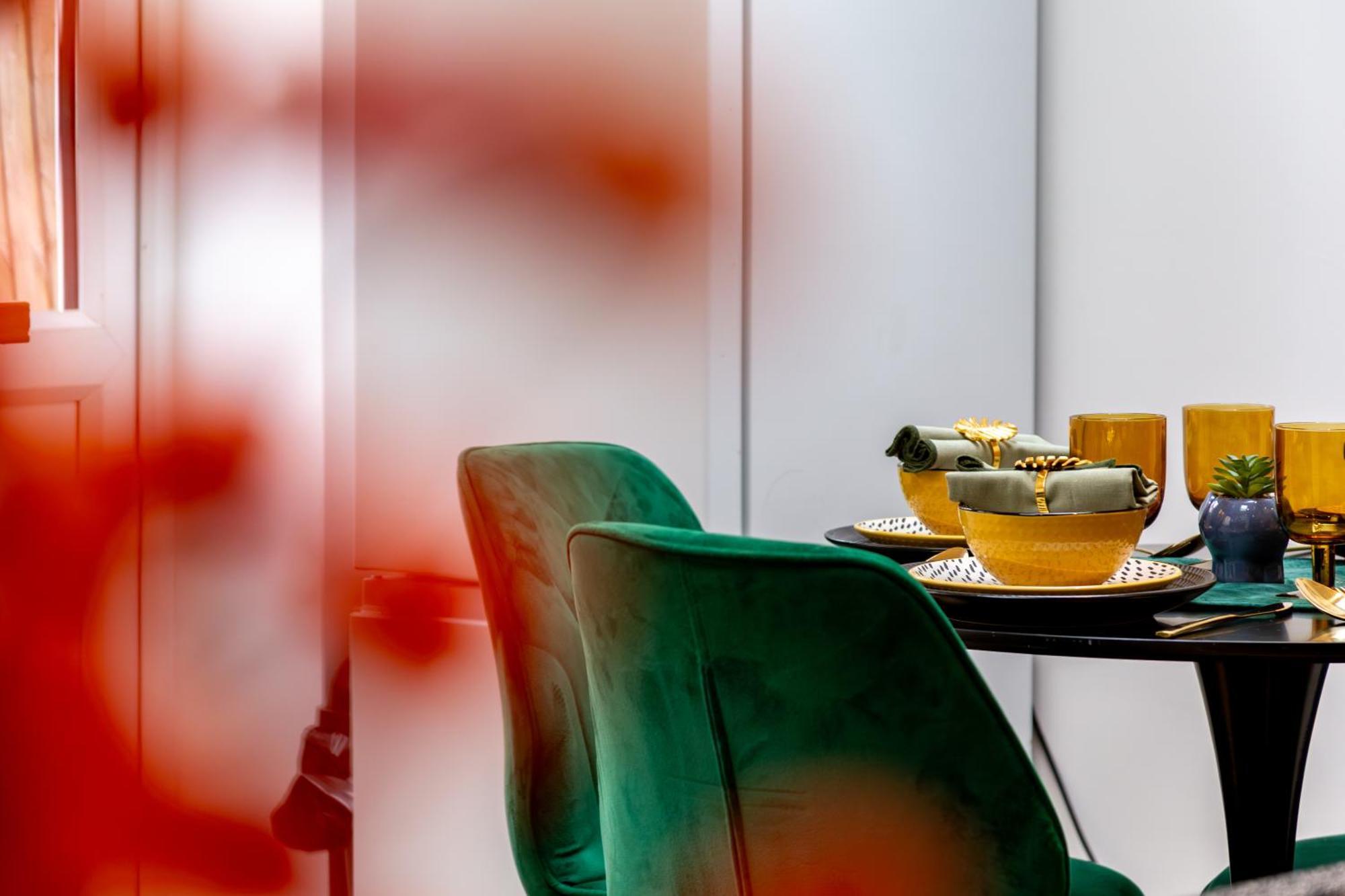 Stylish 2-Bed London Escape- Sleeps 6- Garden & Parking - 15 Mins To Central- Save 20 Percent Weekly! London