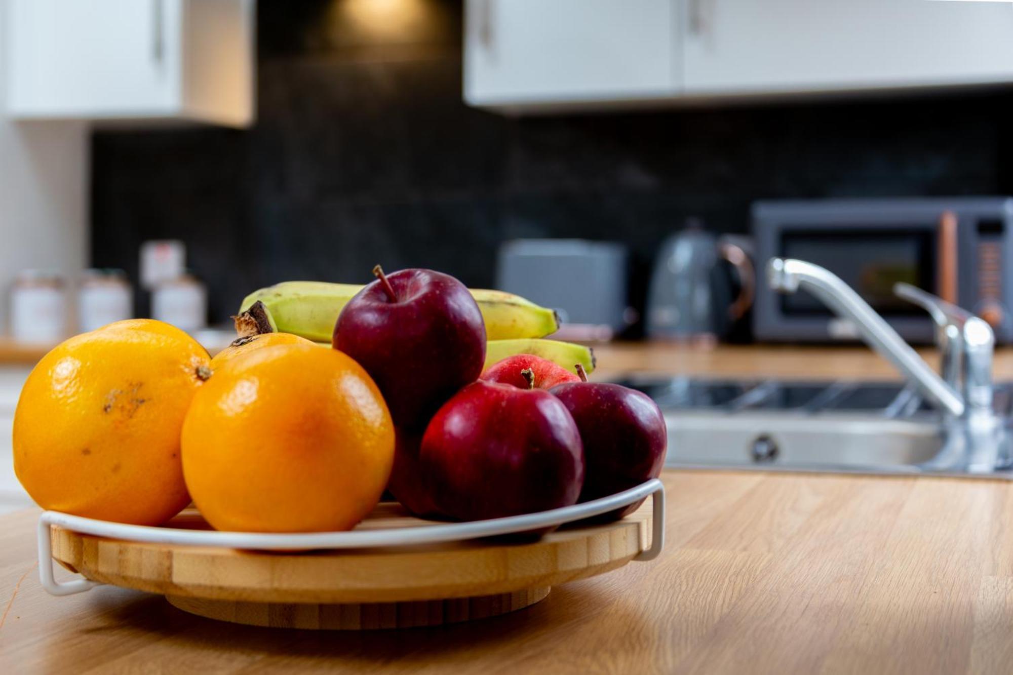 Stylish 2-Bed London Escape- Sleeps 6- Garden & Parking - 15 Mins To Central- Save 20 Percent Weekly! Apartment