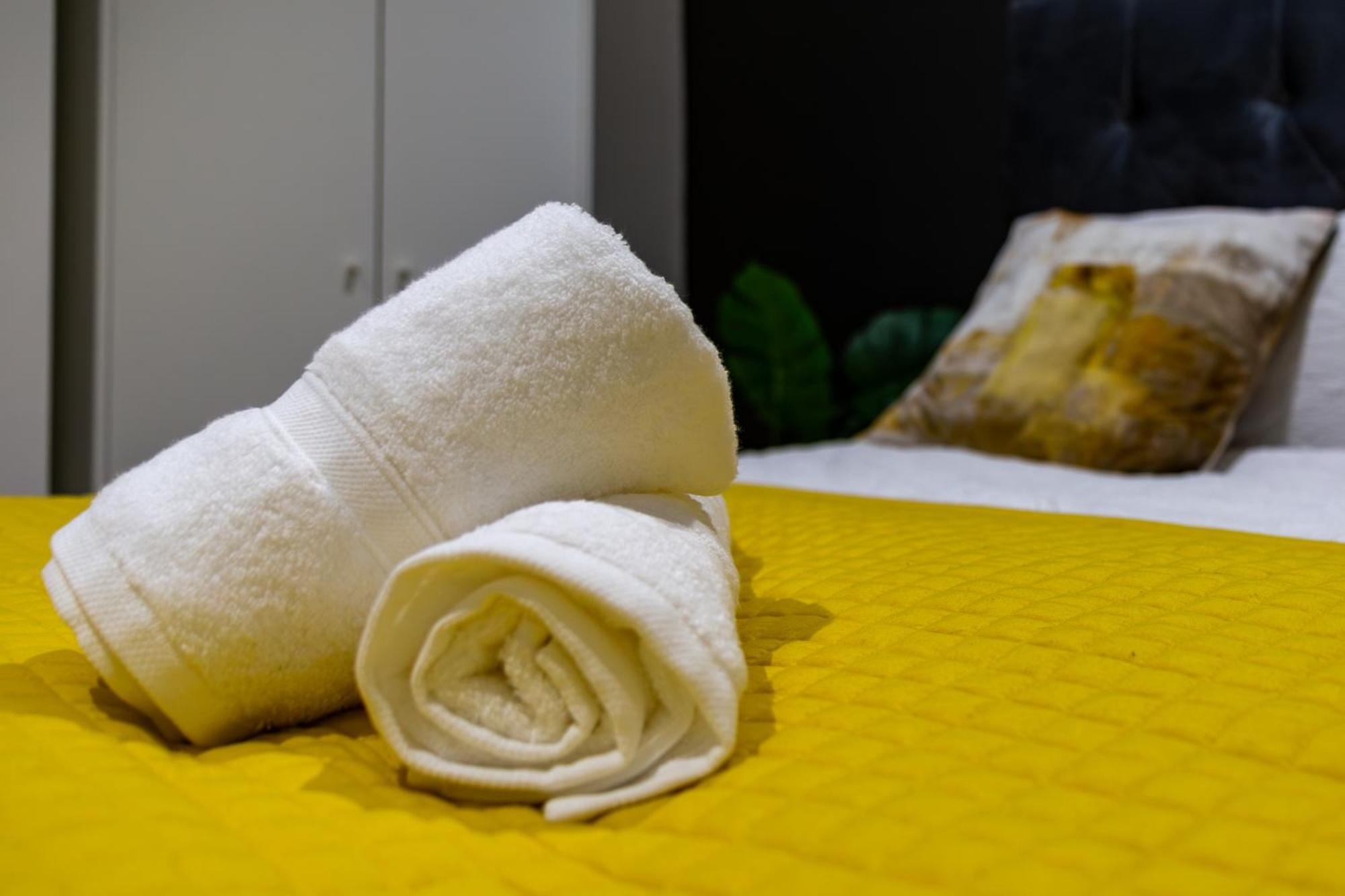 Stylish 2-Bed London Escape- Sleeps 6- Garden & Parking - 15 Mins To Central- Save 20 Percent Weekly! *