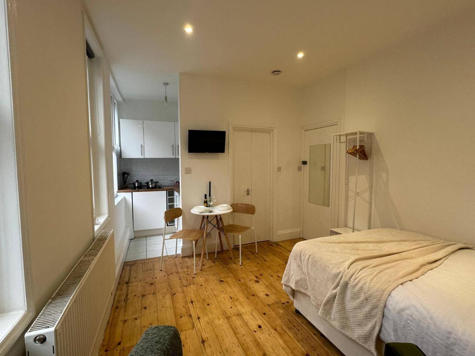 Studio-sleeps3-98ws-petfriendly London