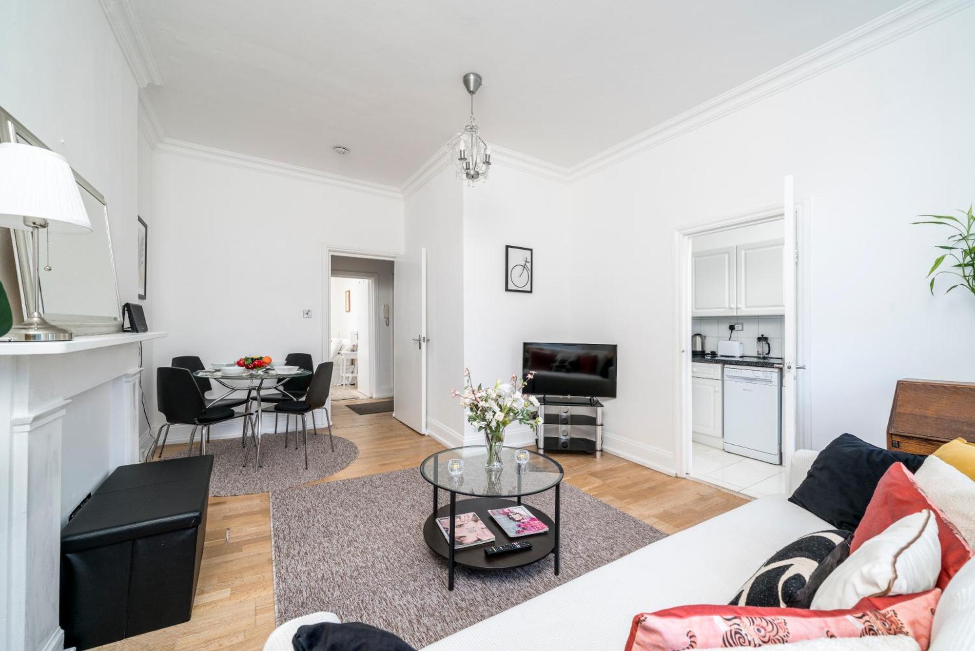 Apartment & Charming 2-3 Bed In Kensington, 2 Minutes To Tube, Piccadilly & District Lines, Stunning Garden Views *