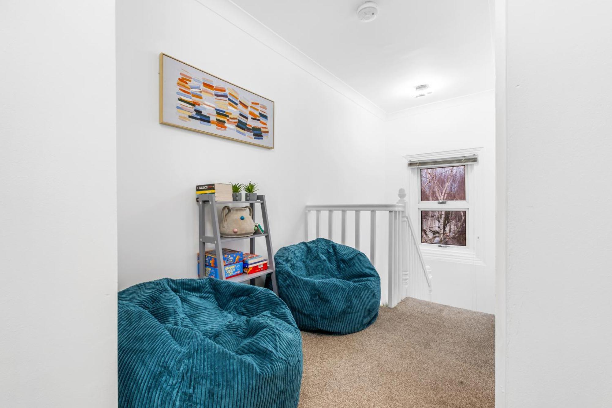 3 Bed Trendy Vibe House In Earls Court Kensington *