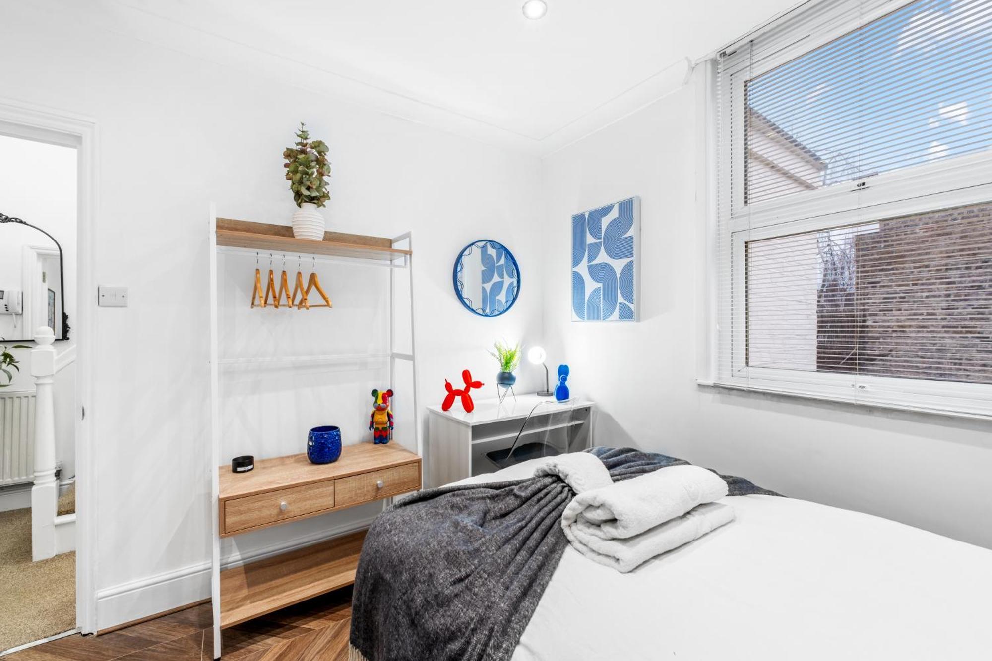 3 Bed Trendy Vibe House In Earls Court Kensington Apartment London
