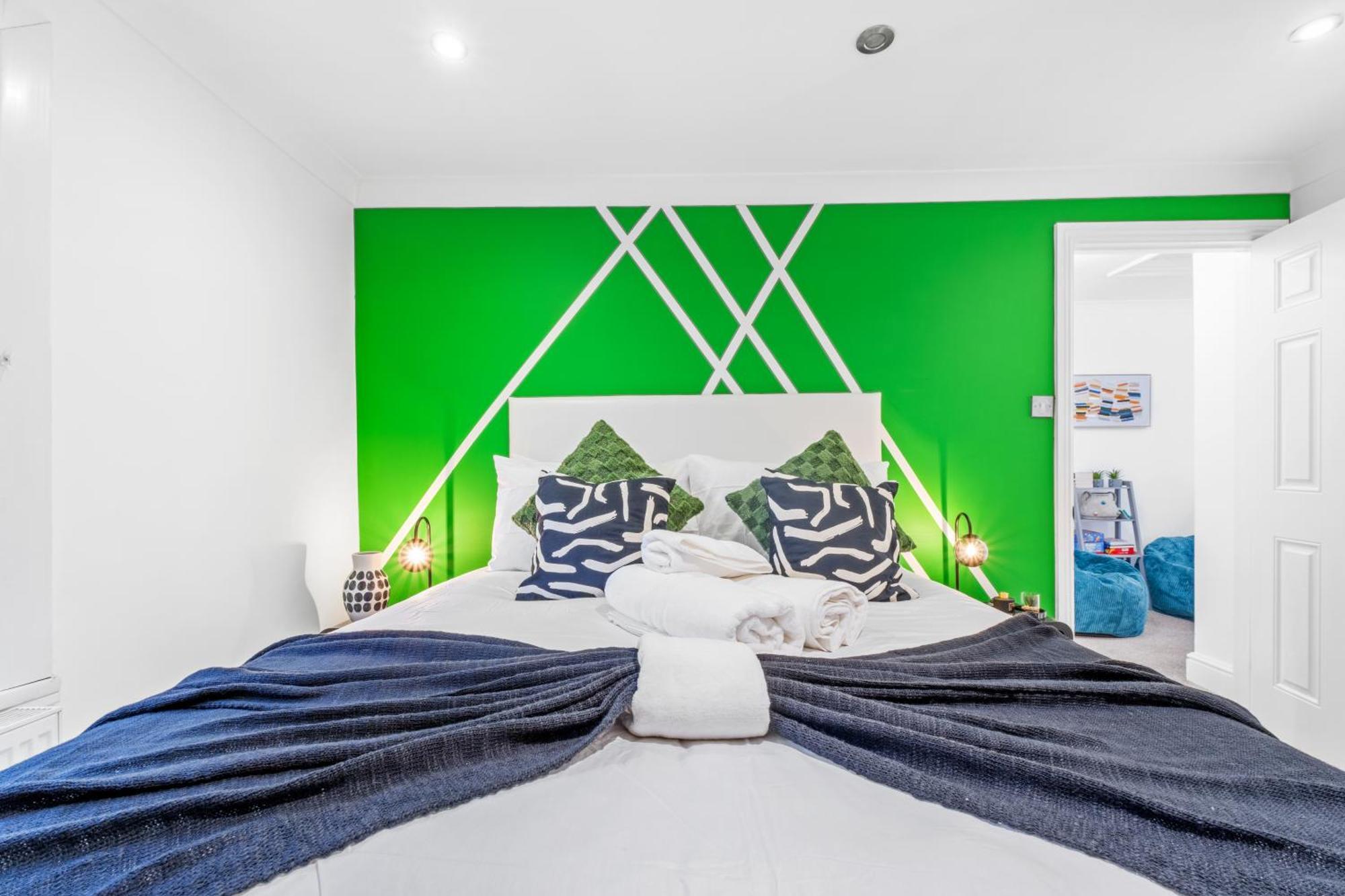 3 Bed Trendy Vibe House In Earls Court Kensington London