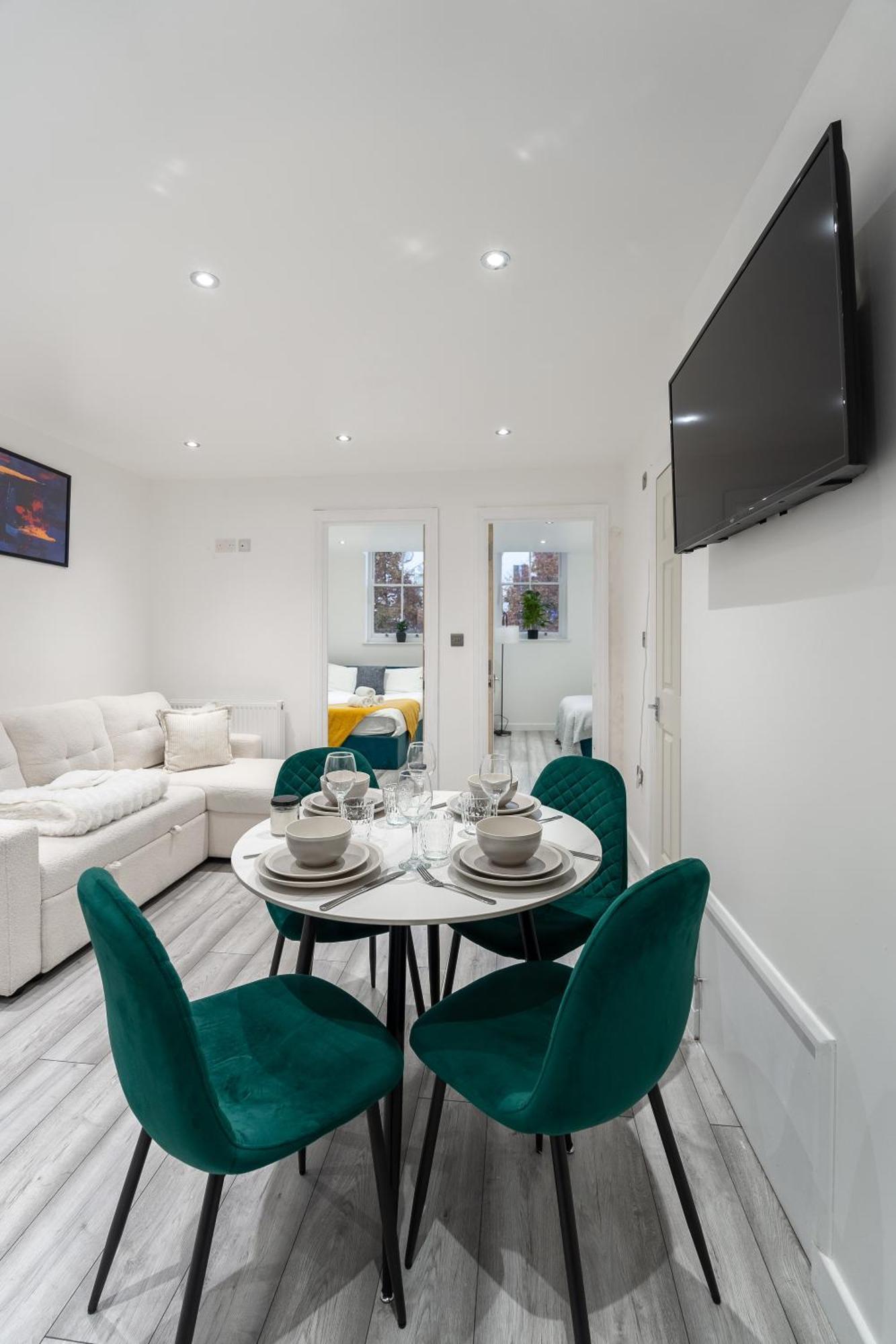 Beautiful Flat Near - Entire Flat - Equipped Kitchen - Private Bathroom Apartment