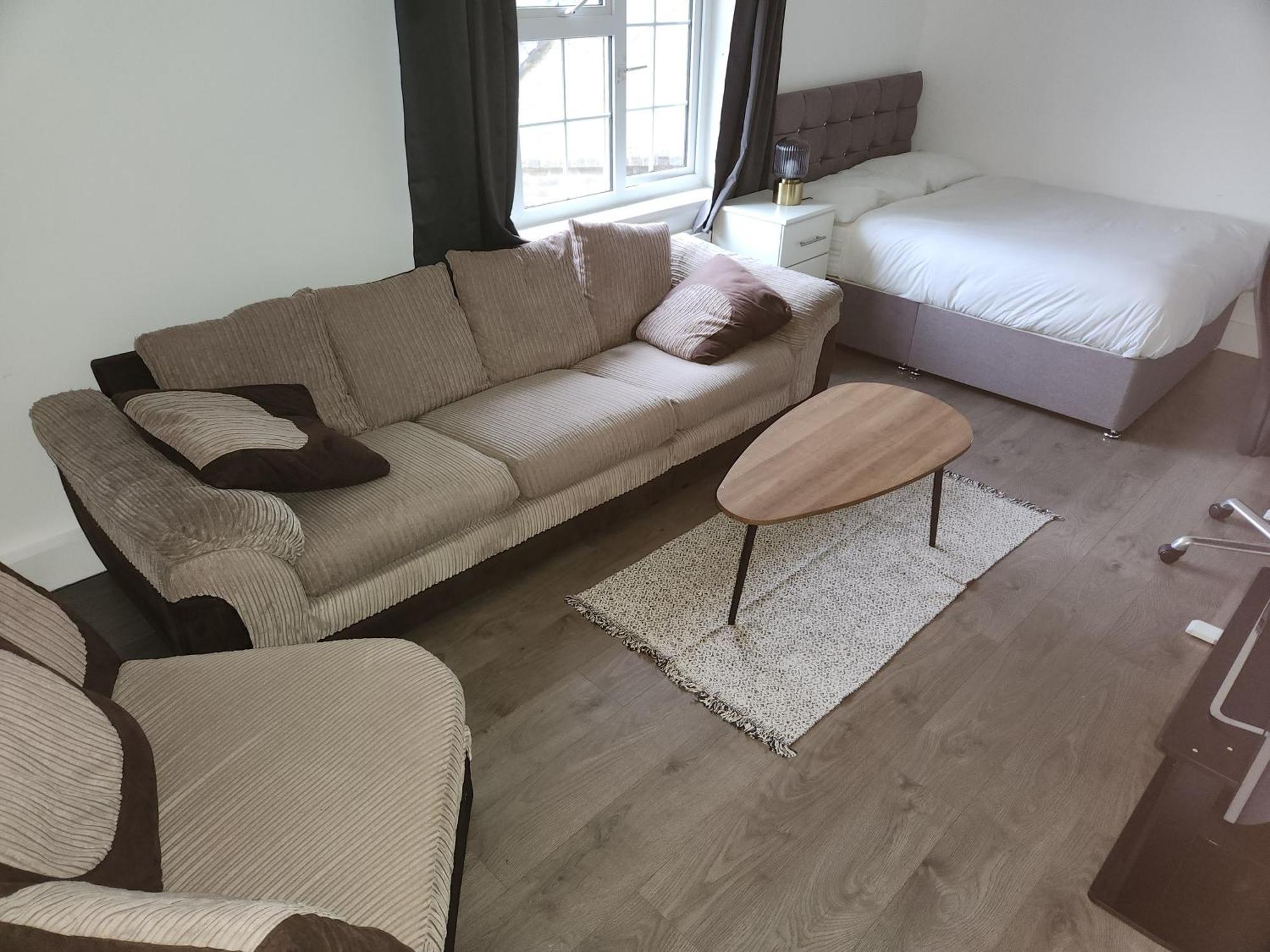 Flat With Work Station, Monitor, Smart Tv & Netflix Appartement Londen