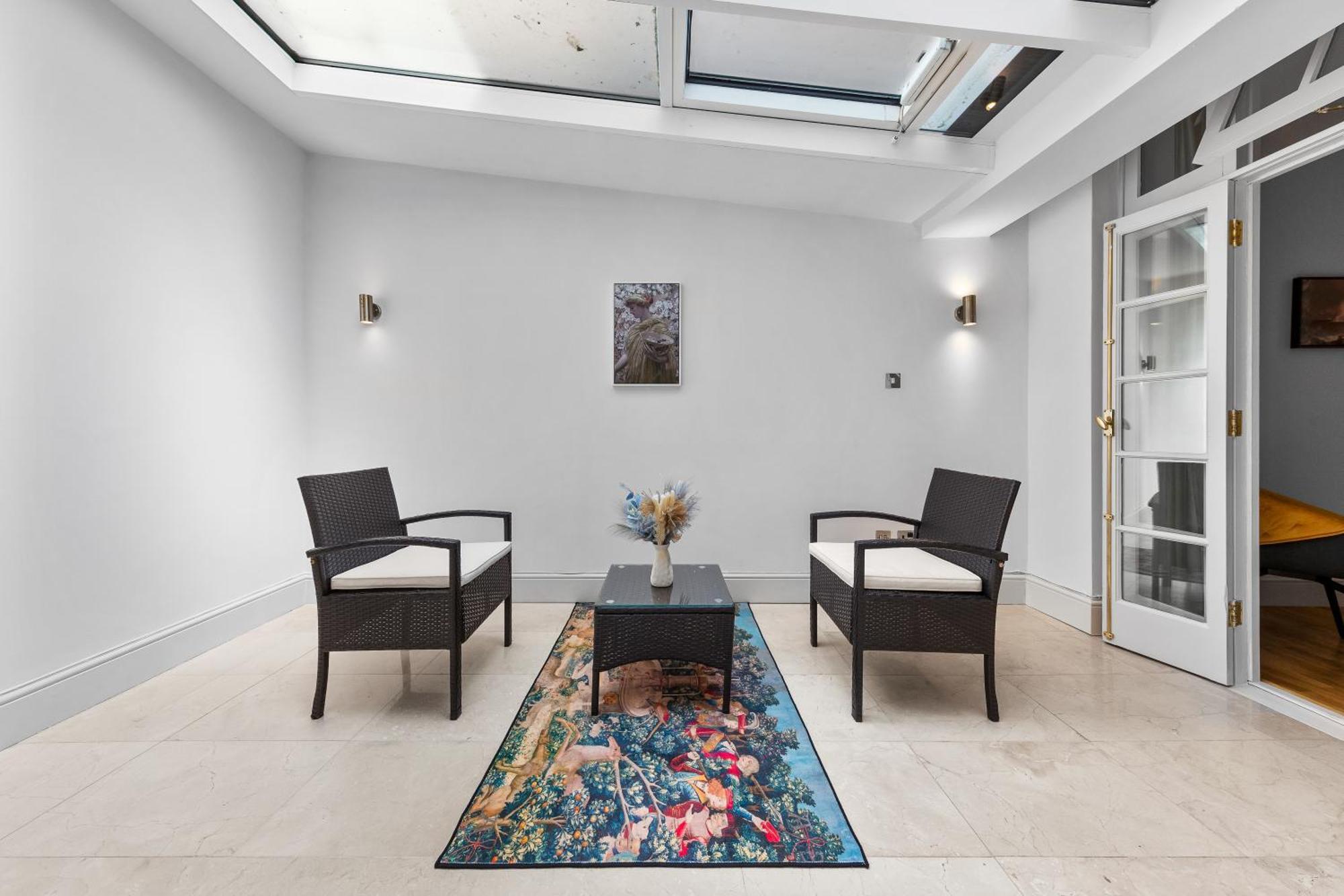 250 Sqm Mega Mansion * London