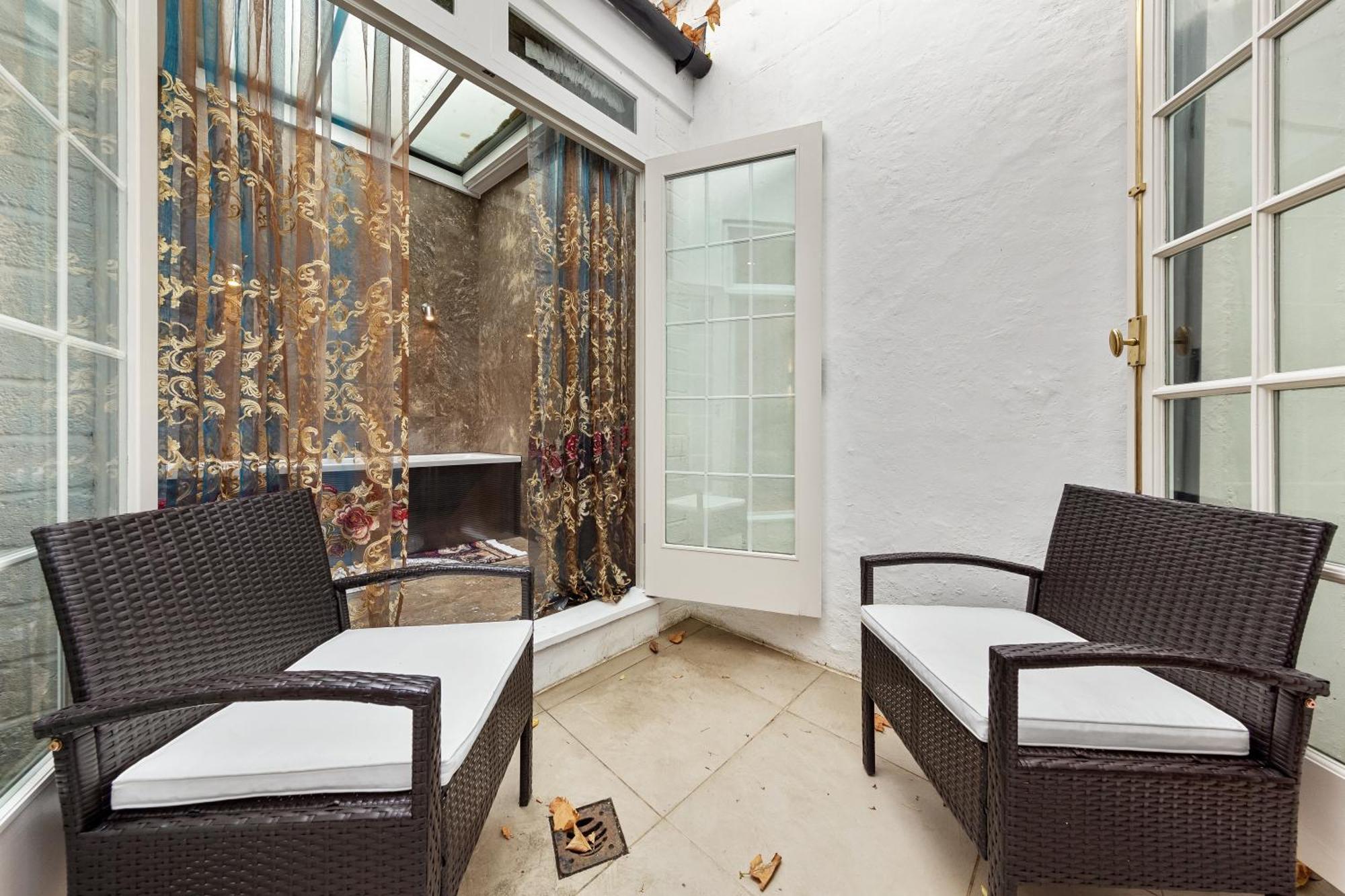 250 Sqm Mega Mansion * London