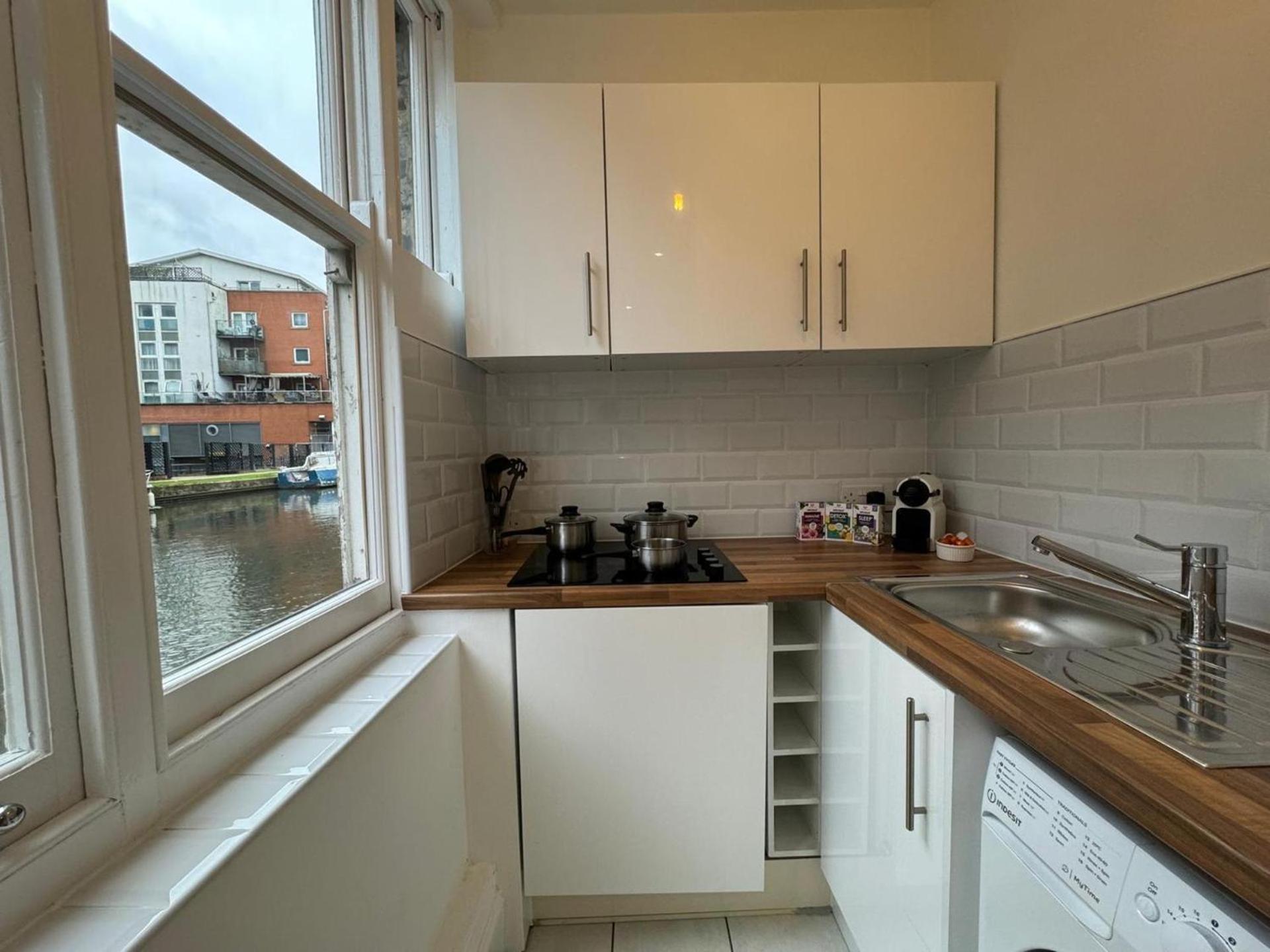Studio-sleeps3-98ws-petfriendly Apartment