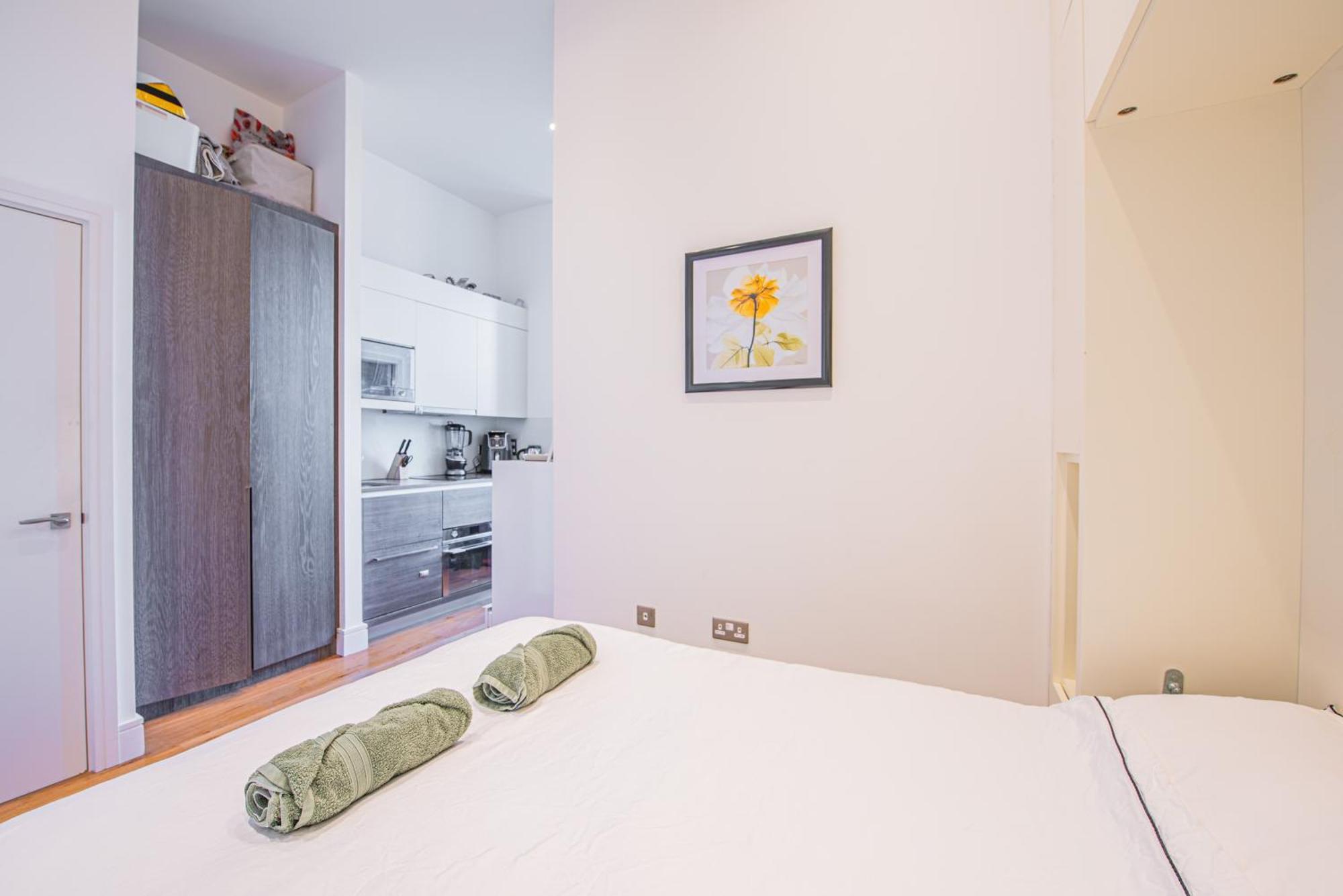 Bright Modern 5 Mins To Station, Sleeps 3 Apartment London