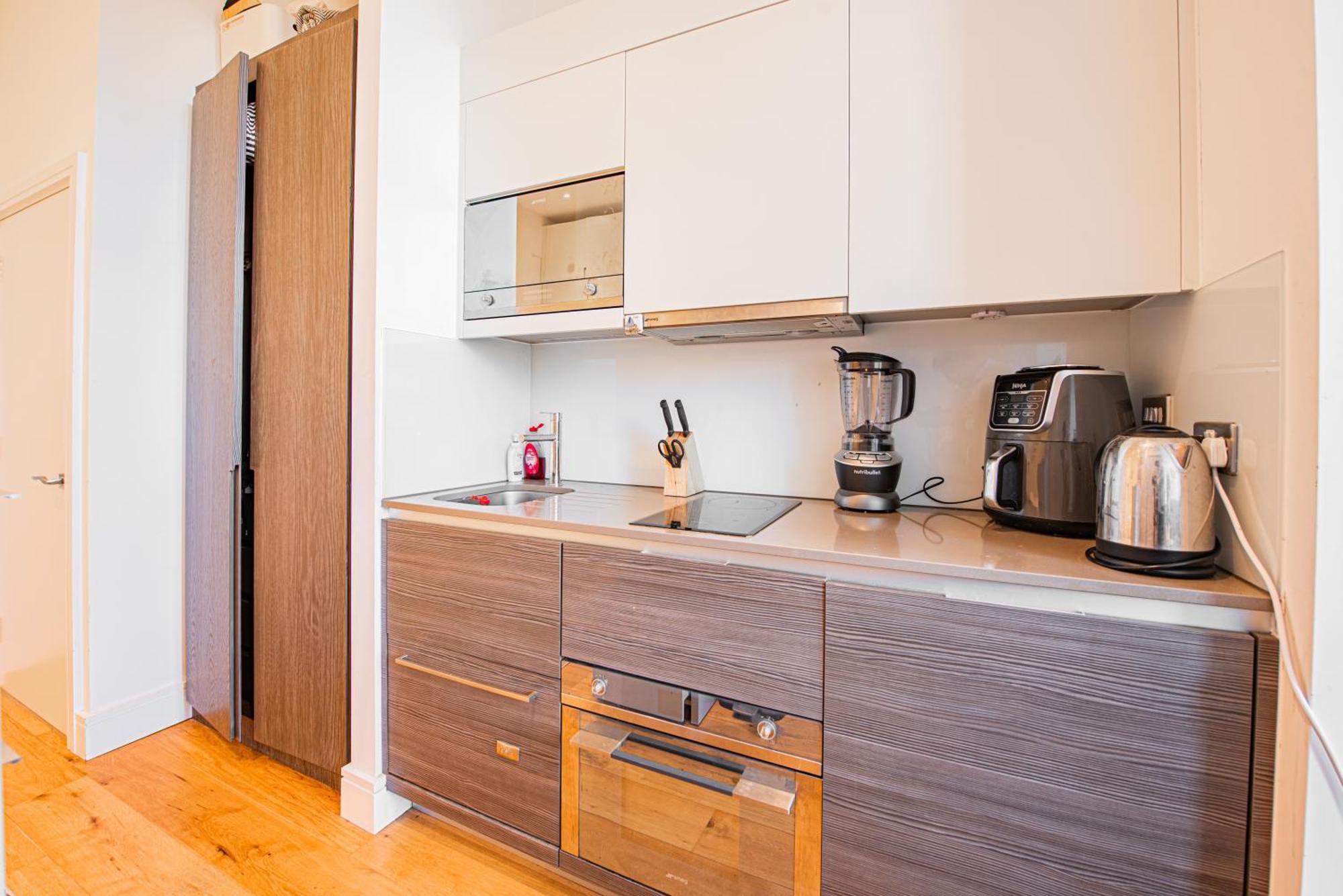 Apartment Bright Modern 5 Mins To Station, Sleeps 3 London