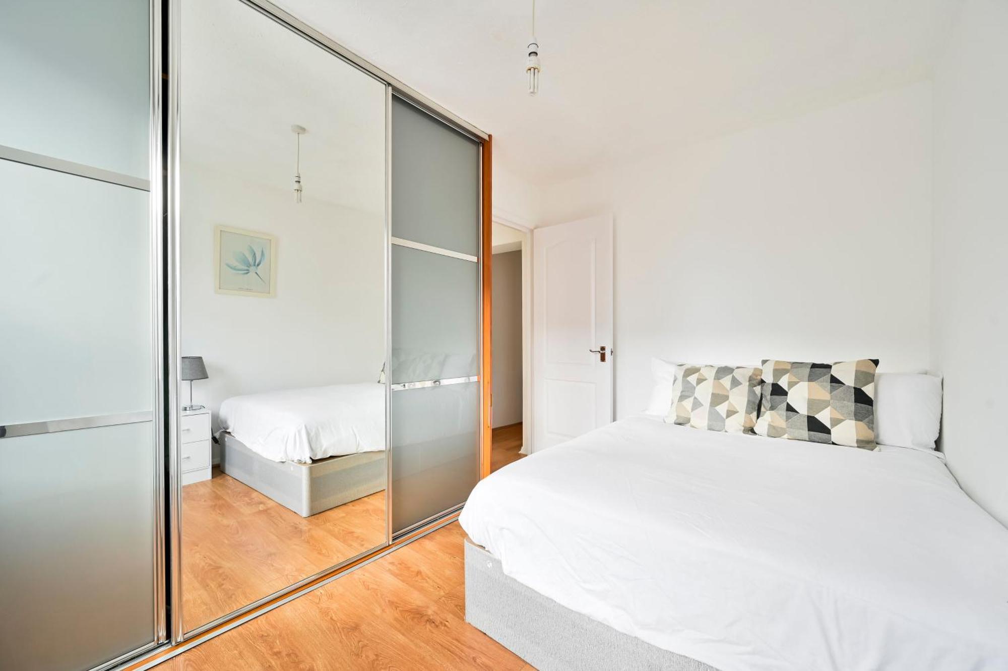 Perfect 1-bed E15, Sleeps 5, 1 Min From Tube Station, Near Westfields Apartment