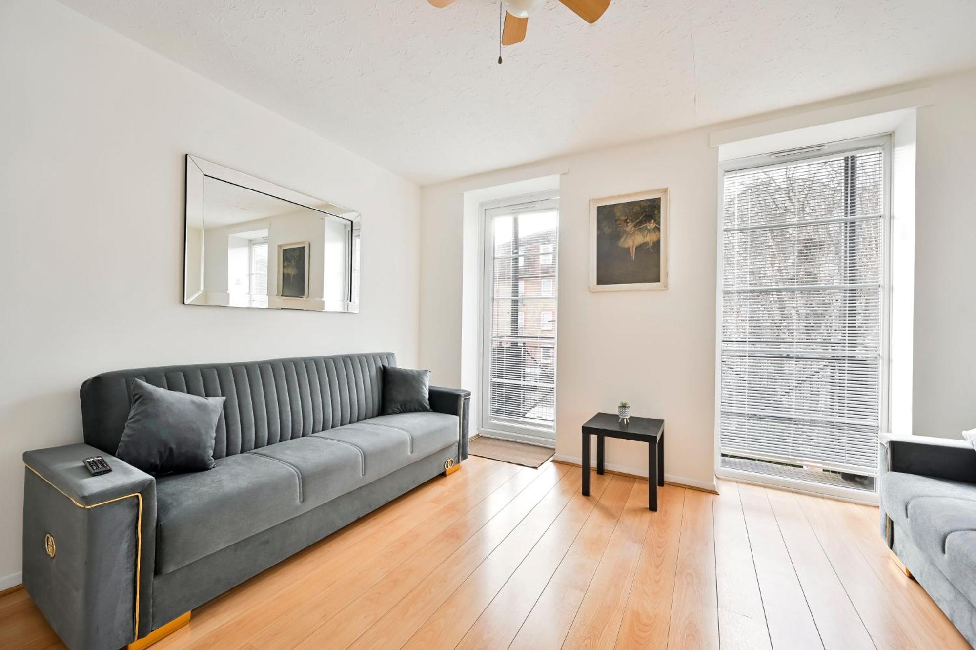 Perfect 1-bed E15, Sleeps 5, 1 Min From Tube Station, Near Westfields London