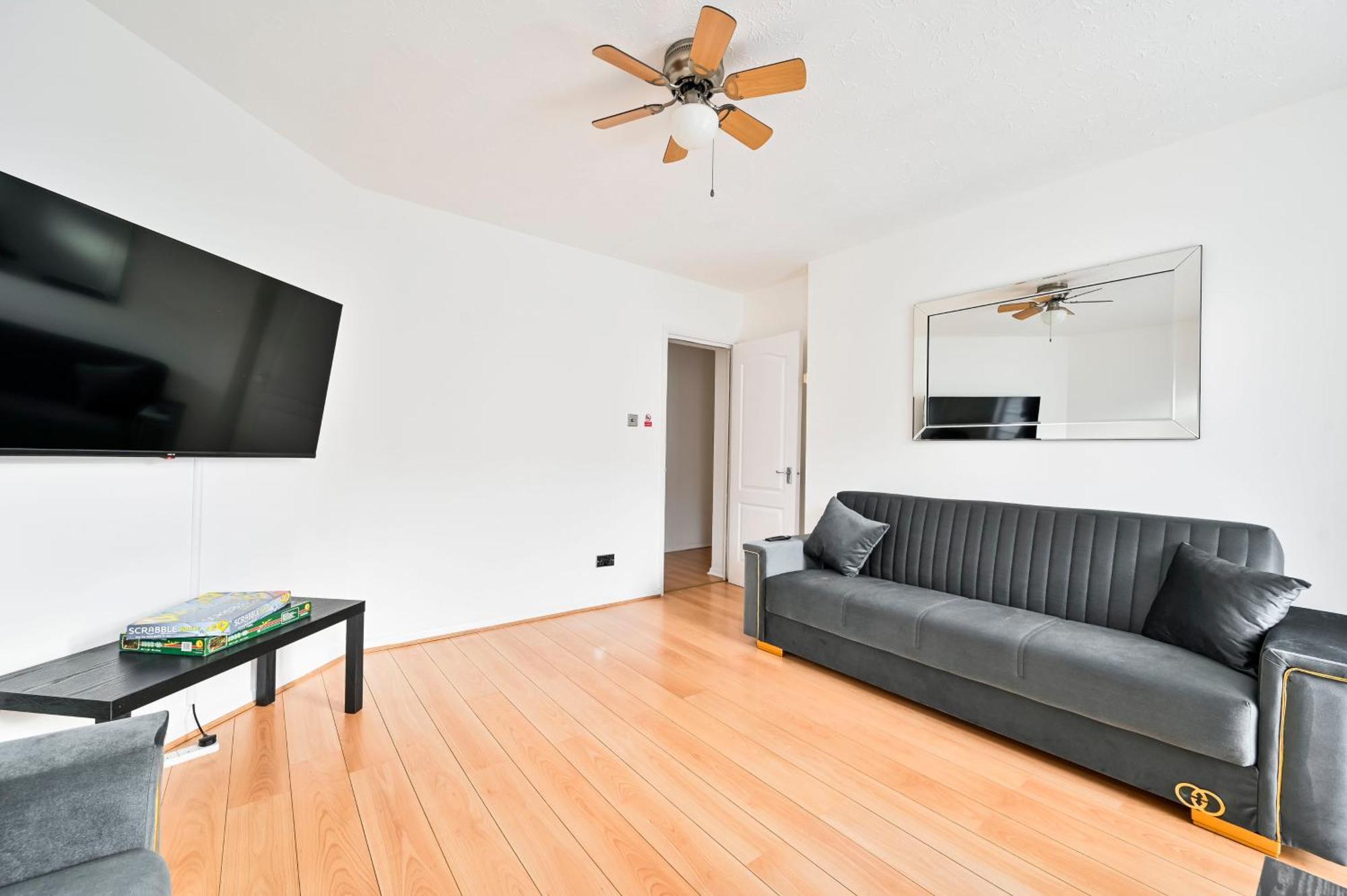 Apartment Perfect 1-bed E15, Sleeps 5, 1 Min From Tube Station, Near Westfields