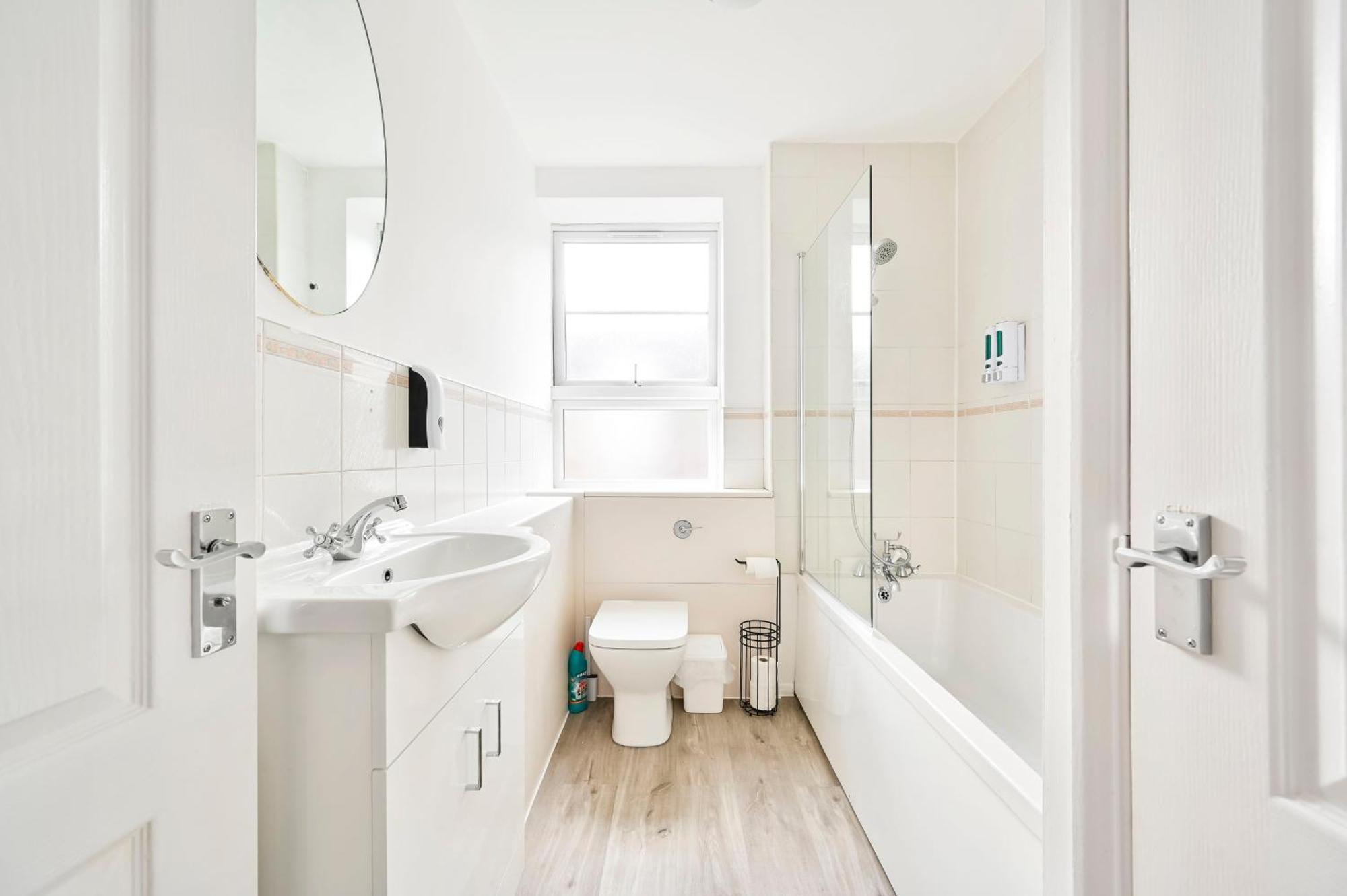Apartment Perfect 1-bed E15, Sleeps 5, 1 Min From Tube Station, Near Westfields London
