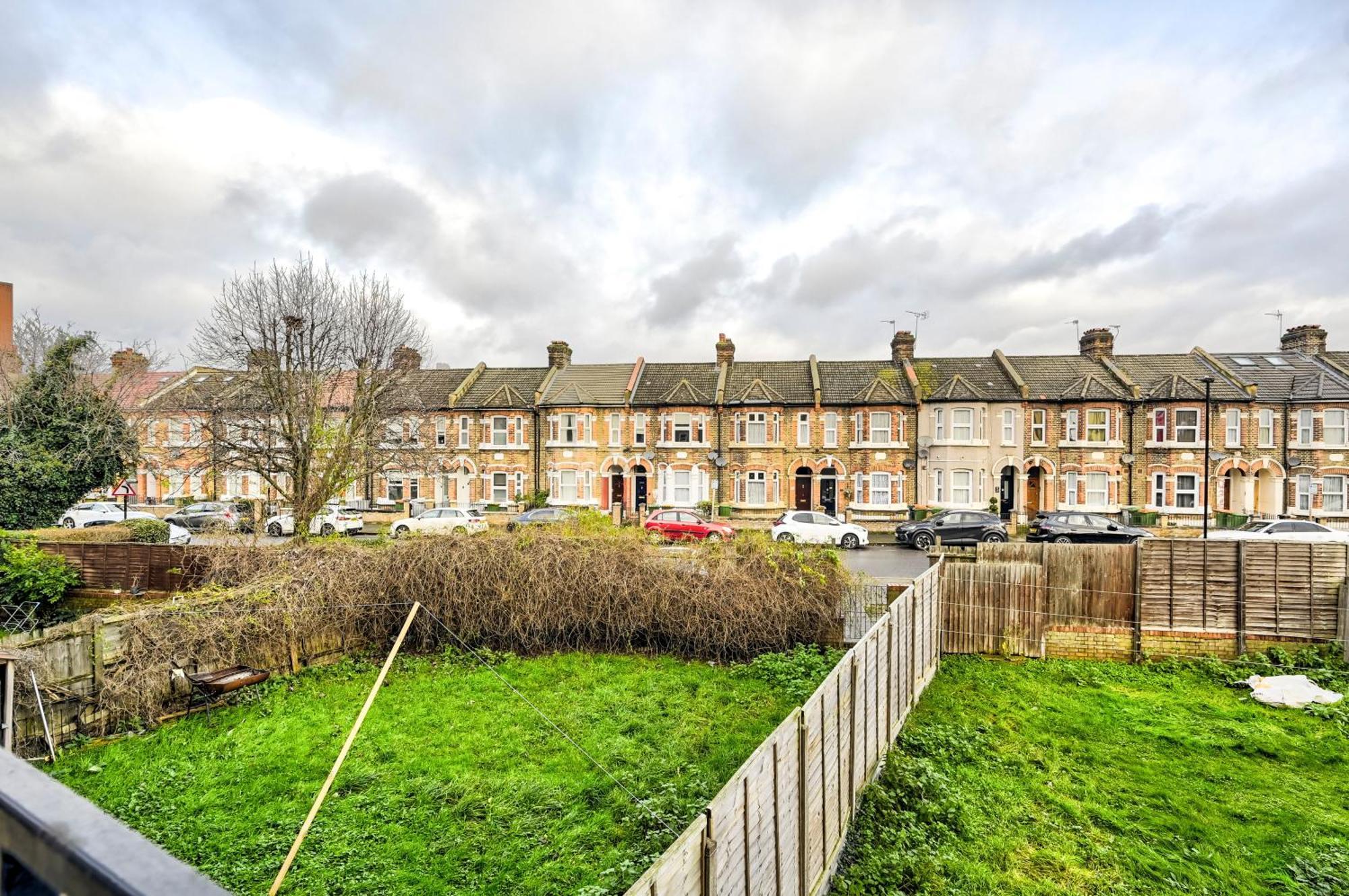 Perfect 1-bed E15, Sleeps 5, 1 Min From Tube Station, Near Westfields Apartment *