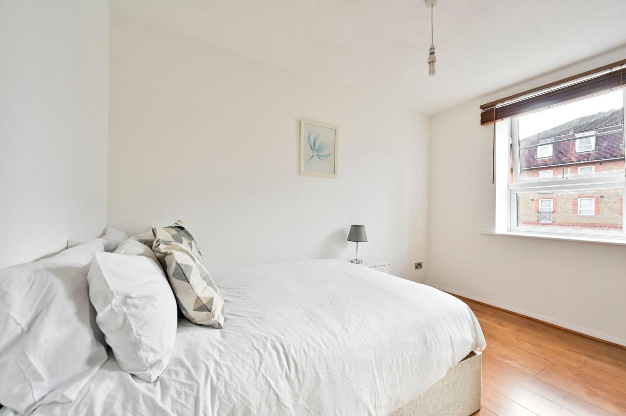 Apartment Perfect 1-bed E15, Sleeps 5, 1 Min From Tube Station, Near Westfields *