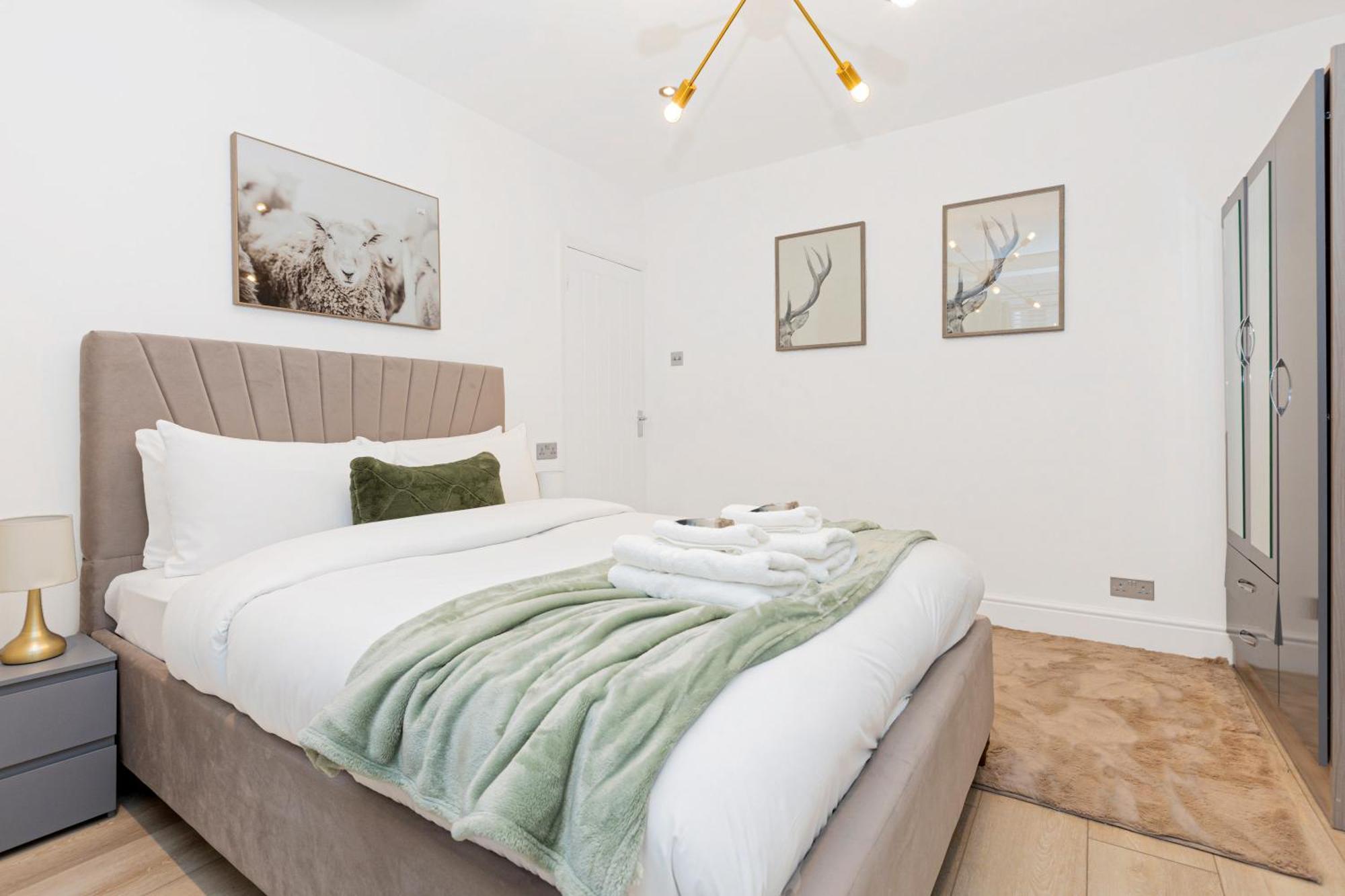 Classy 2br Btw Wimbledon & Streatham, 10 Min Tube Apartment