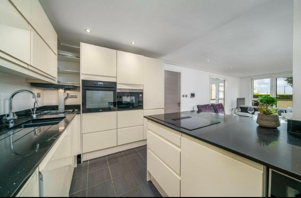 Apartment Luxurious Spacious 2 Bed W Terrace