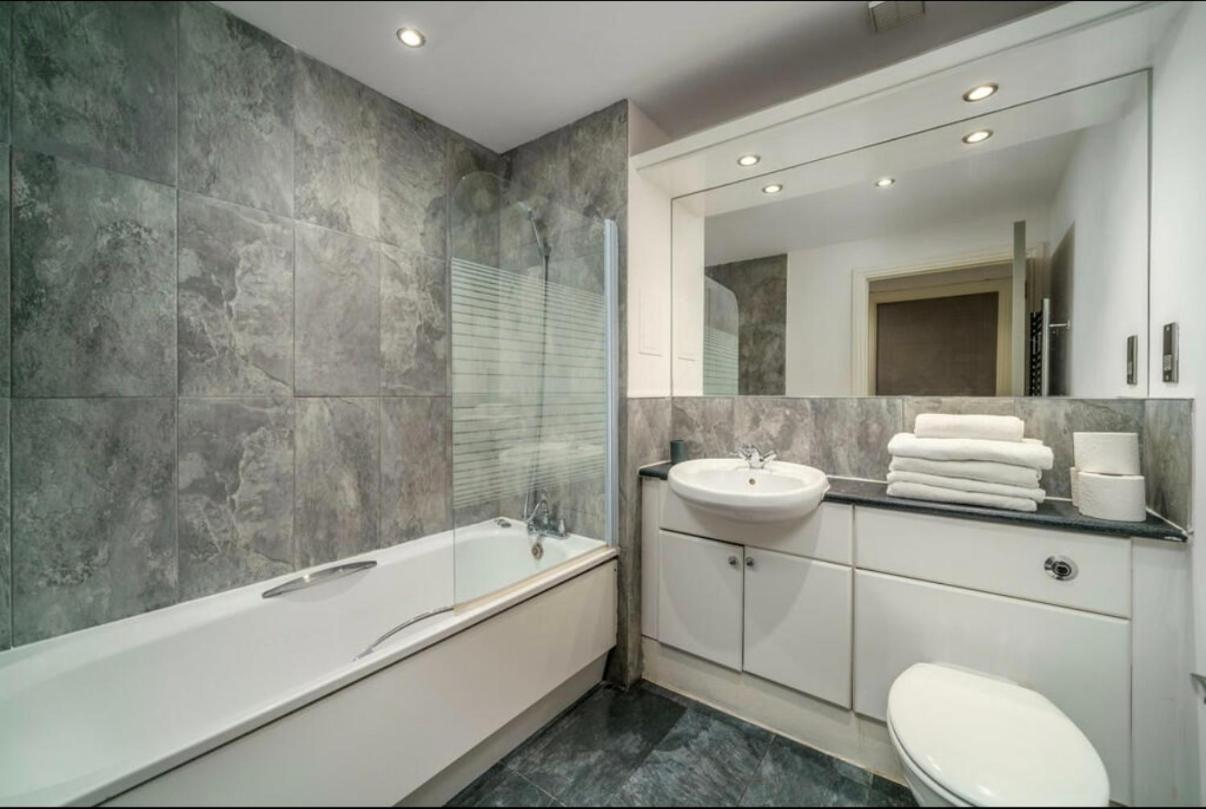 Luxurious Spacious 2 Bed W Terrace Apartment London