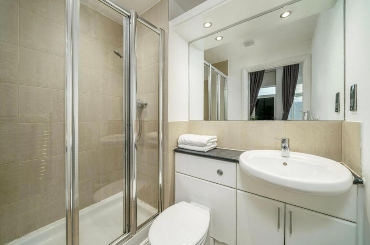 Apartment Luxurious Spacious 2 Bed W Terrace London