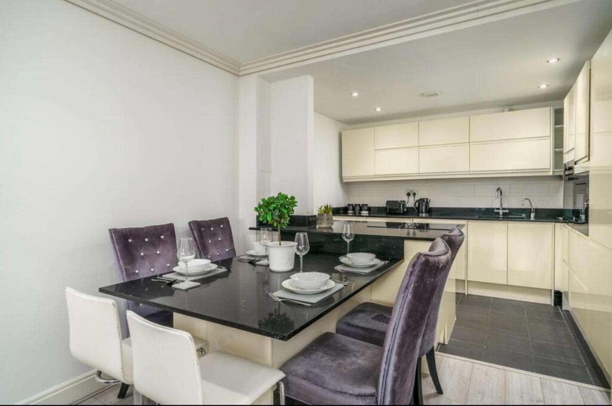 Luxurious Spacious 2 Bed W Terrace Apartment *