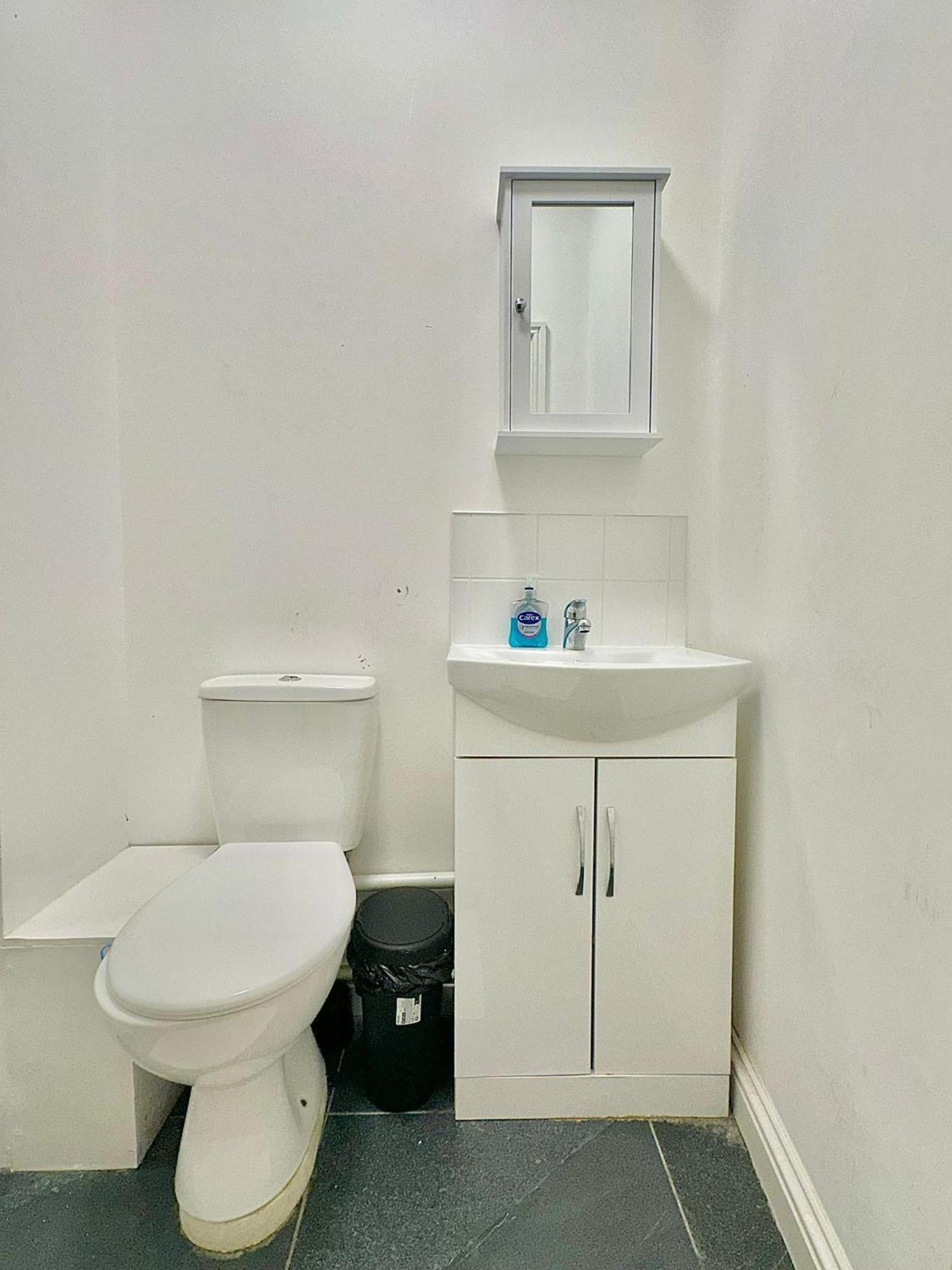 Flat B Garrat Lane London