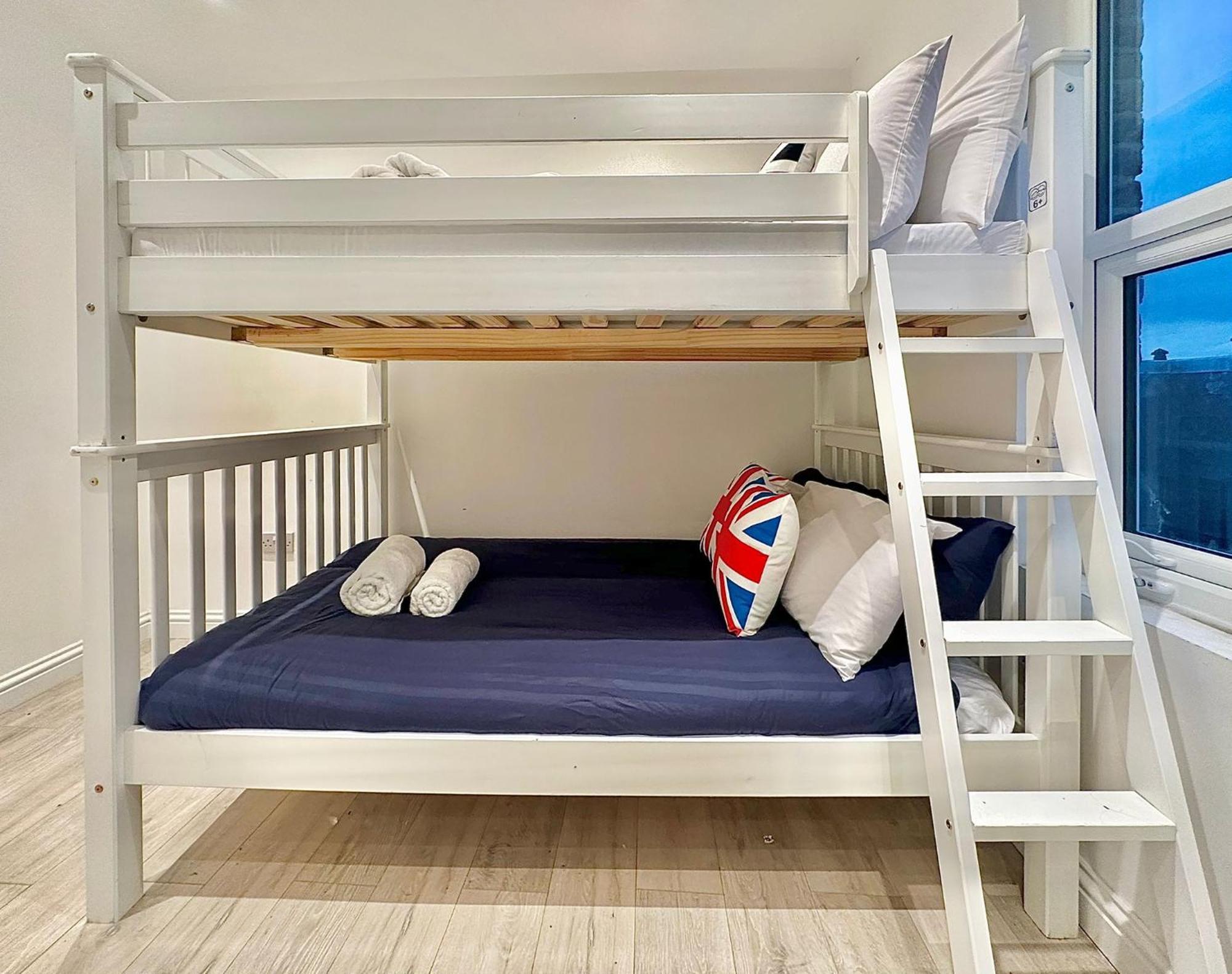 Flat B Garrat Lane *