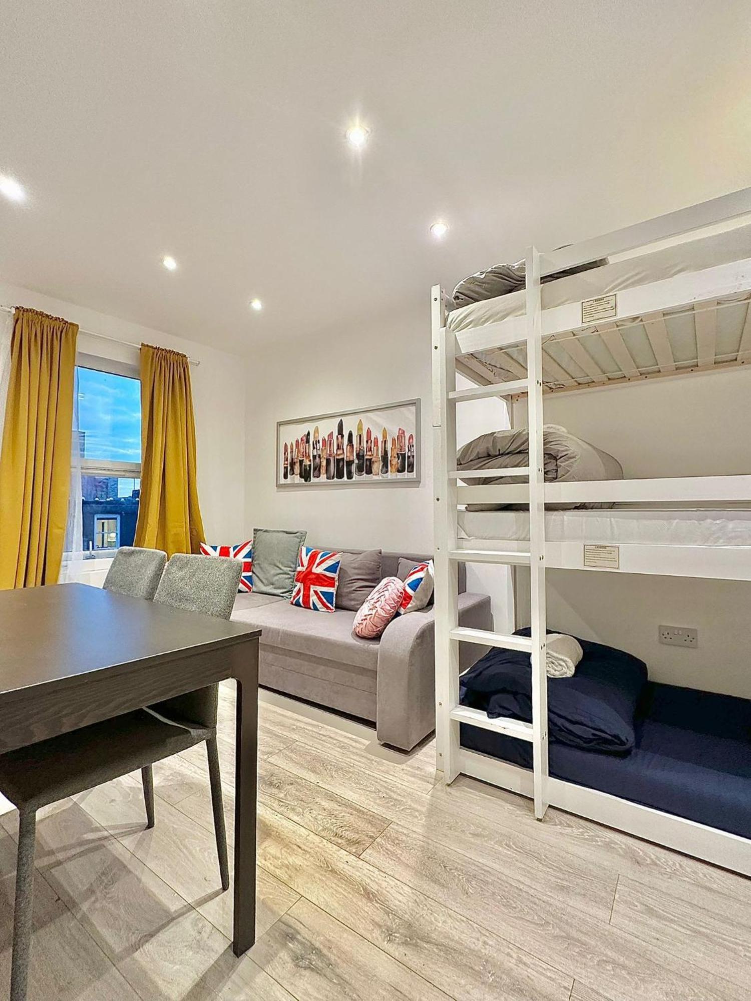 Flat B Garrat Lane *