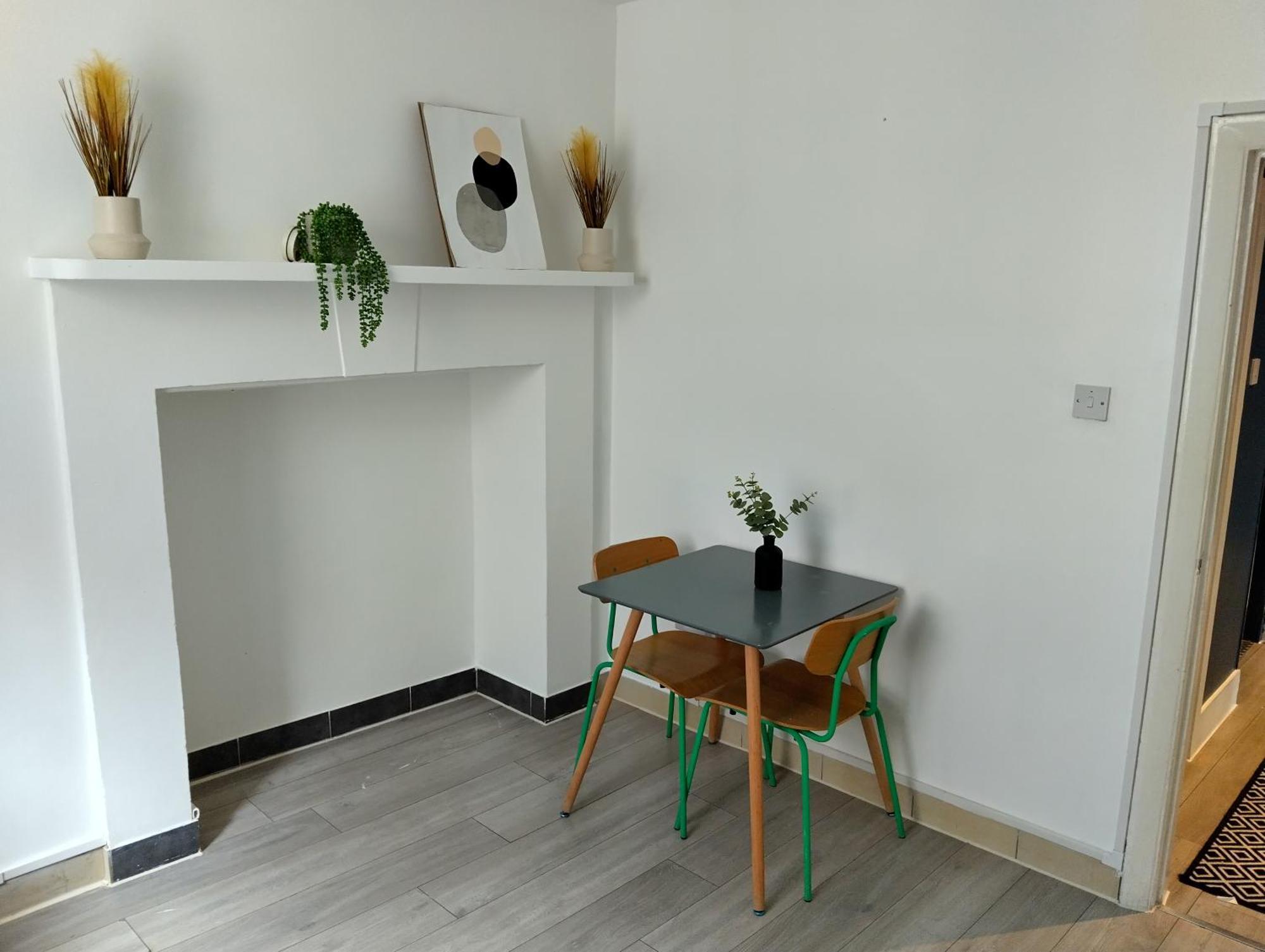 Spacious 5-bedroom, 4-bathroom In Central Zone 1 Apartment