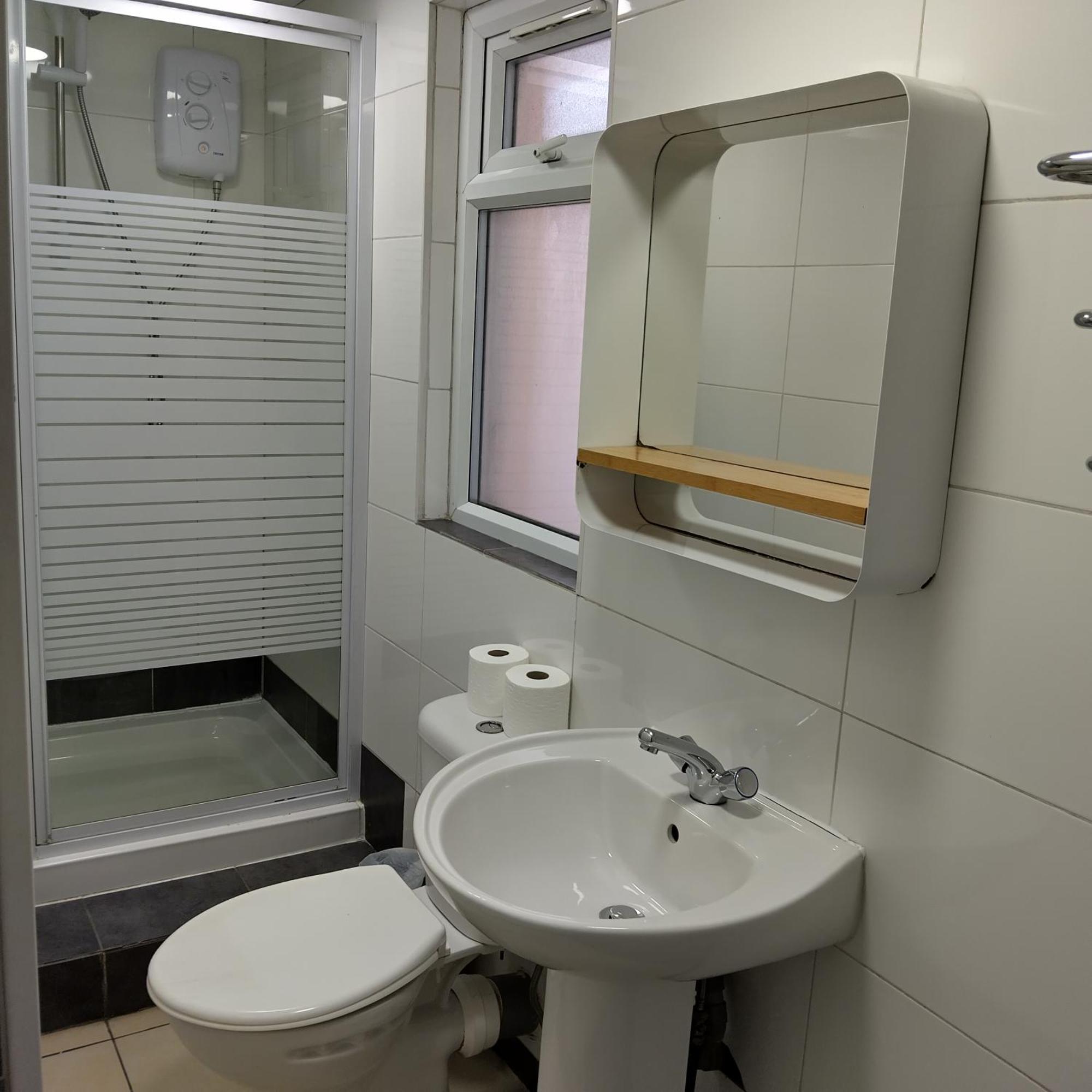 Spacious 5-bedroom, 4-bathroom In Central Zone 1 Apartment